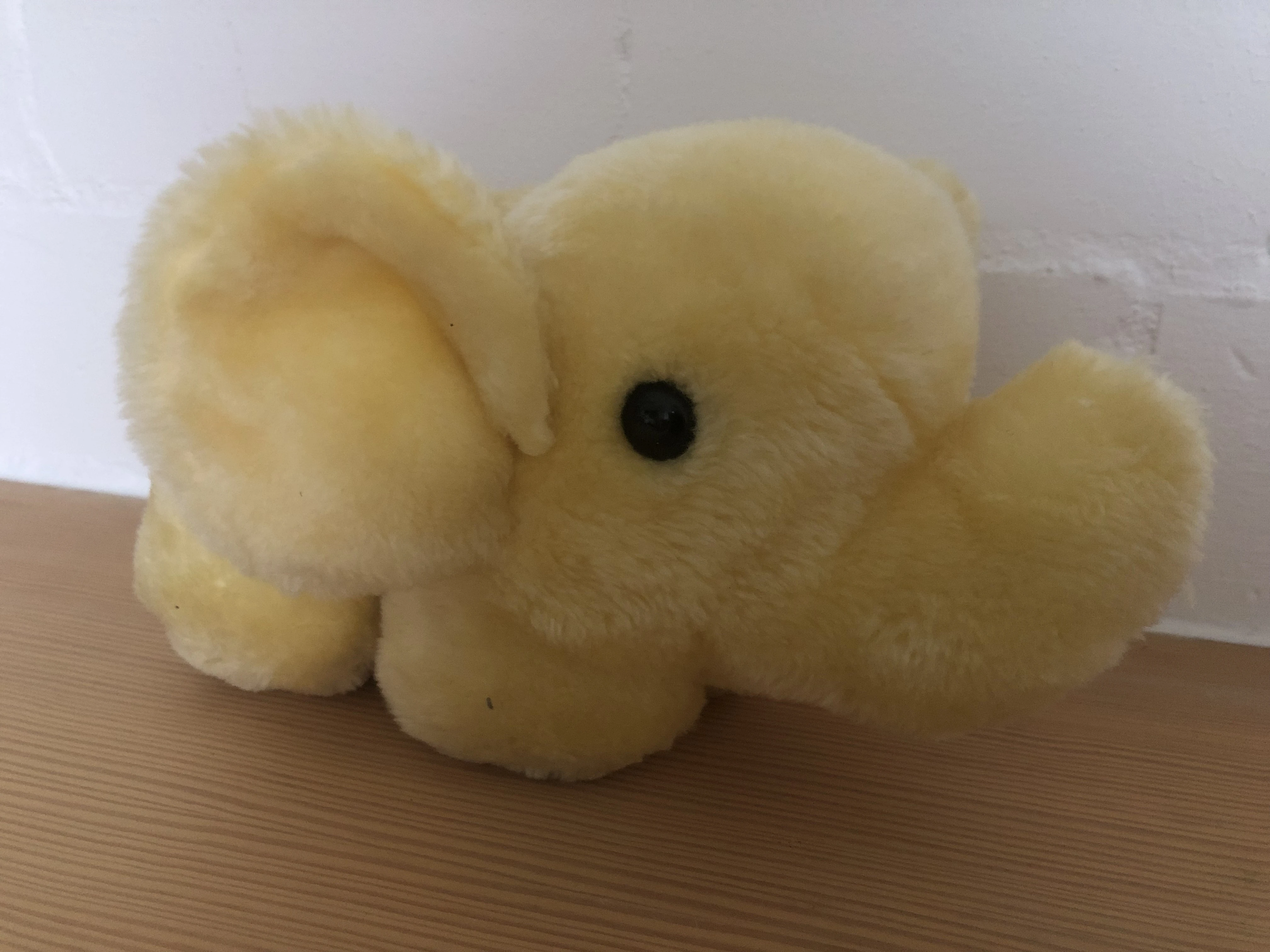 Törö der gelbe Elefant zum Kuscheln
