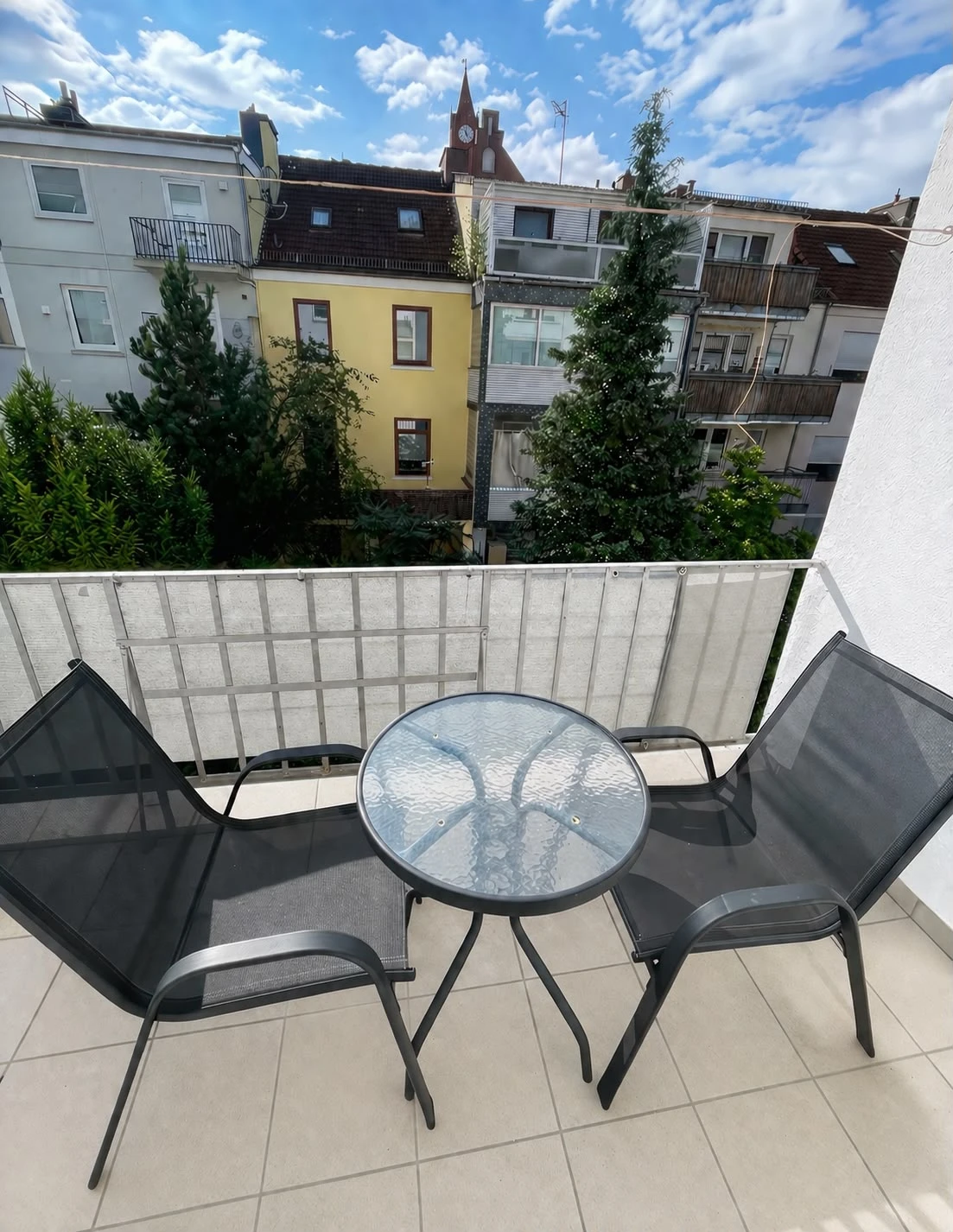 Balkon nur zum Teil abgebildet
