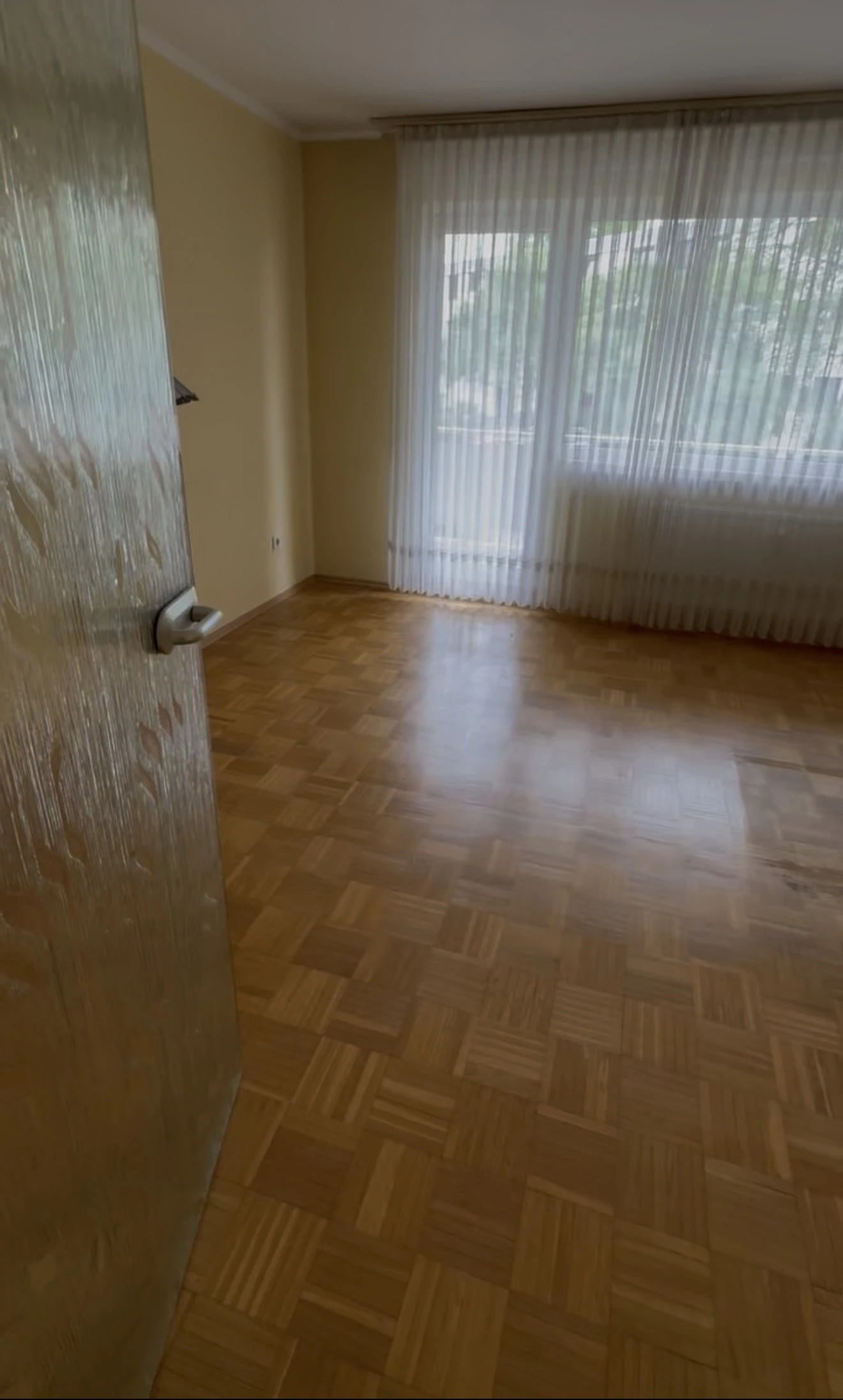Wohnzimmer mit Zugang zum Balkon