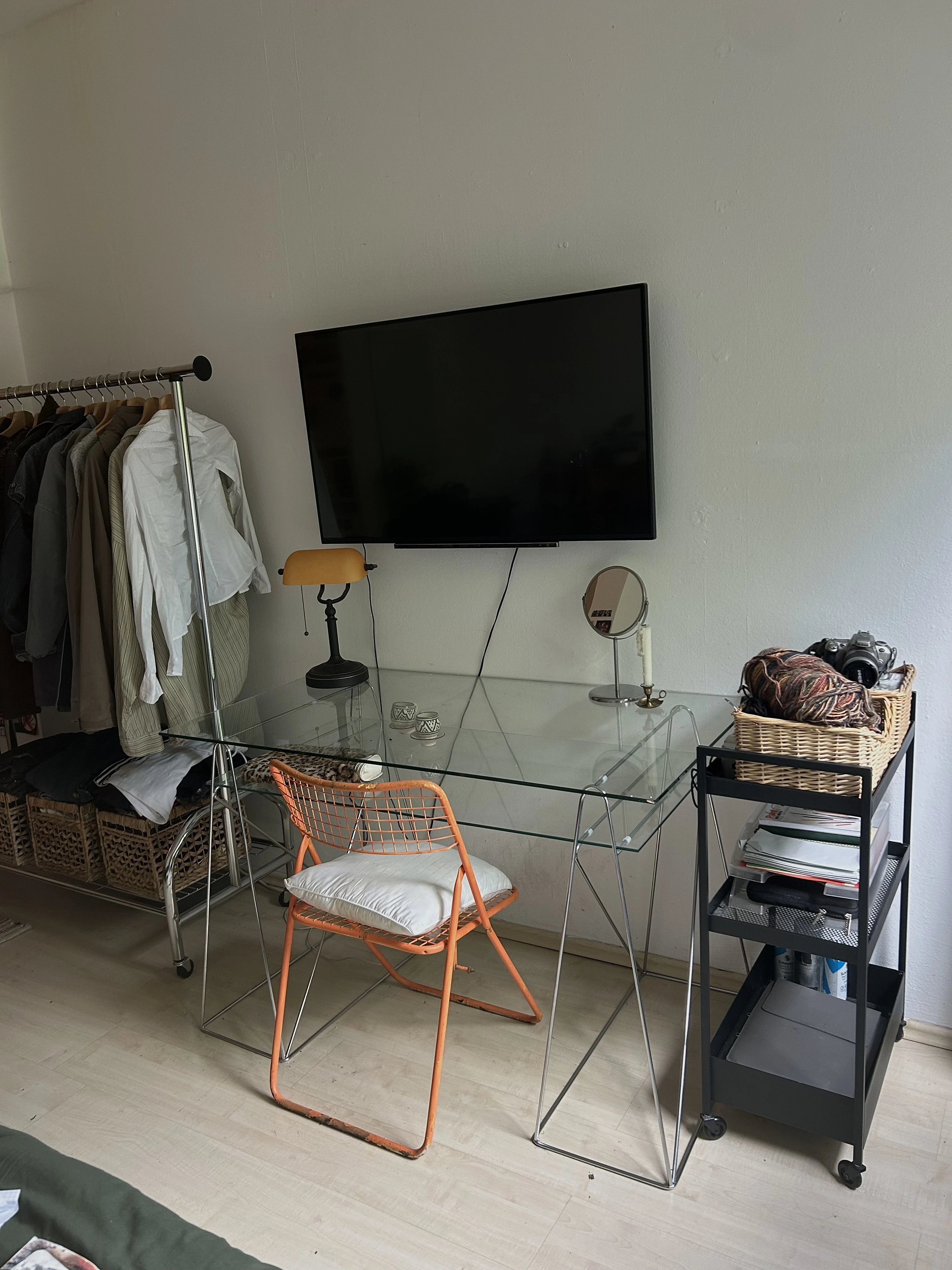 SCHREIBTISCH/FERNSEHER