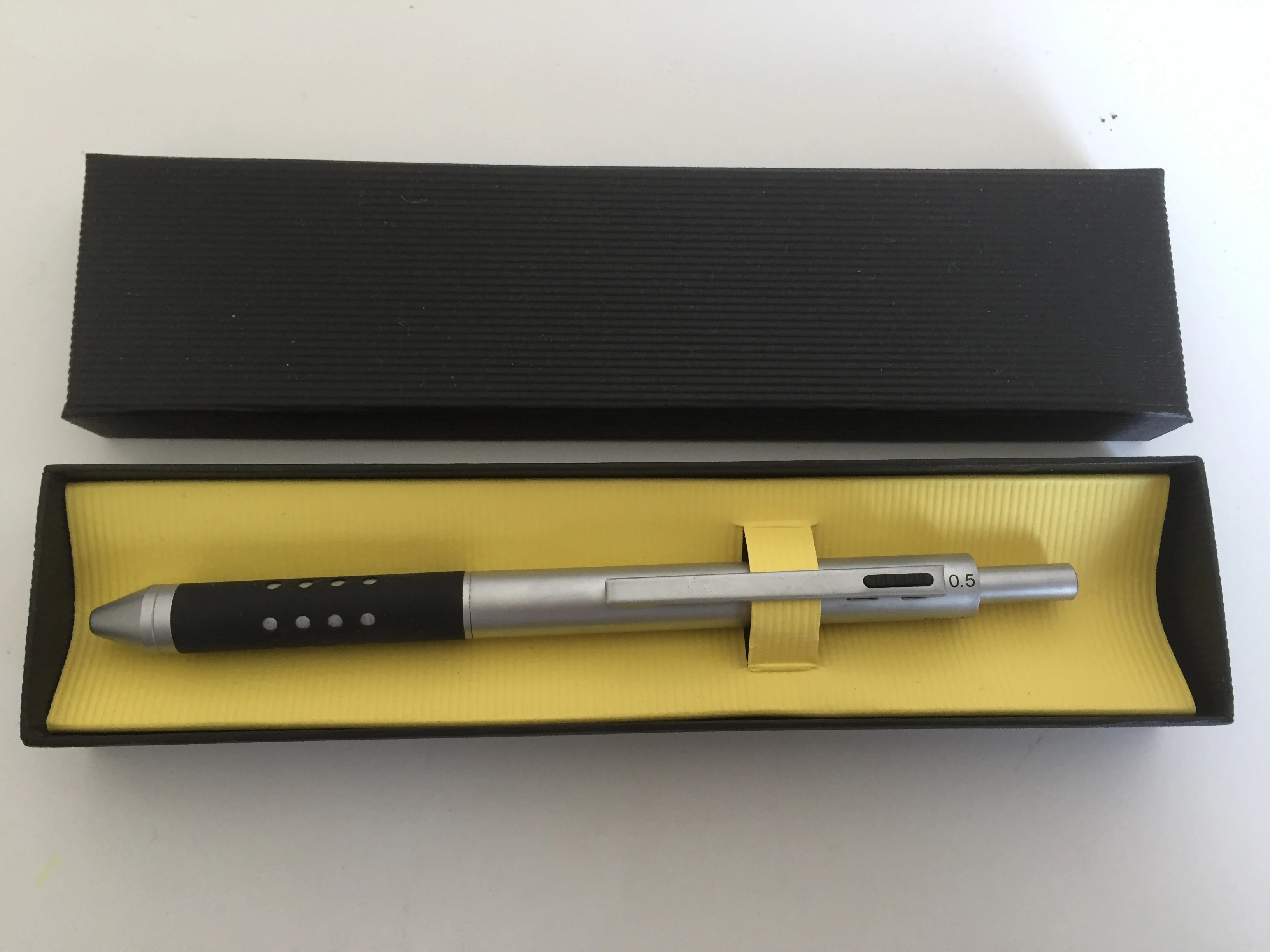  Hochwertiger Multi-Funktion-Stift -NEU- 