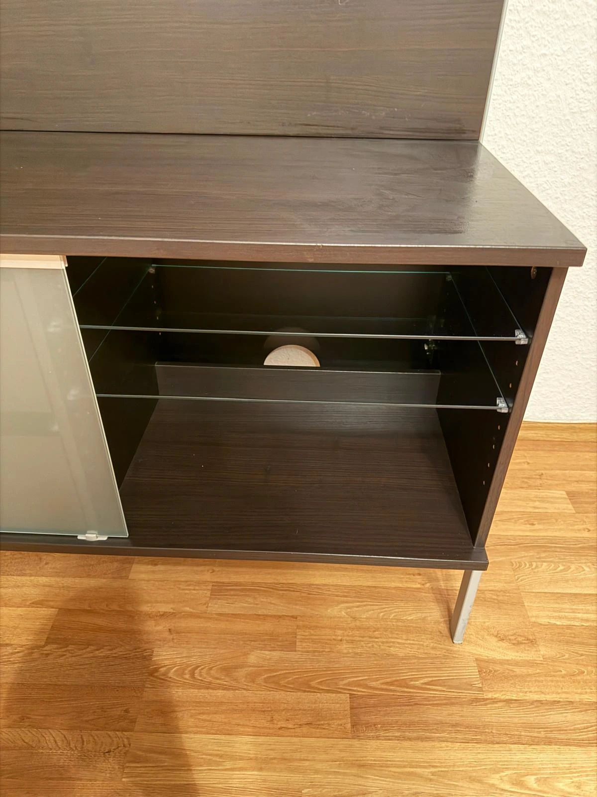 Sideboard braun hinter rechten Schiebetür