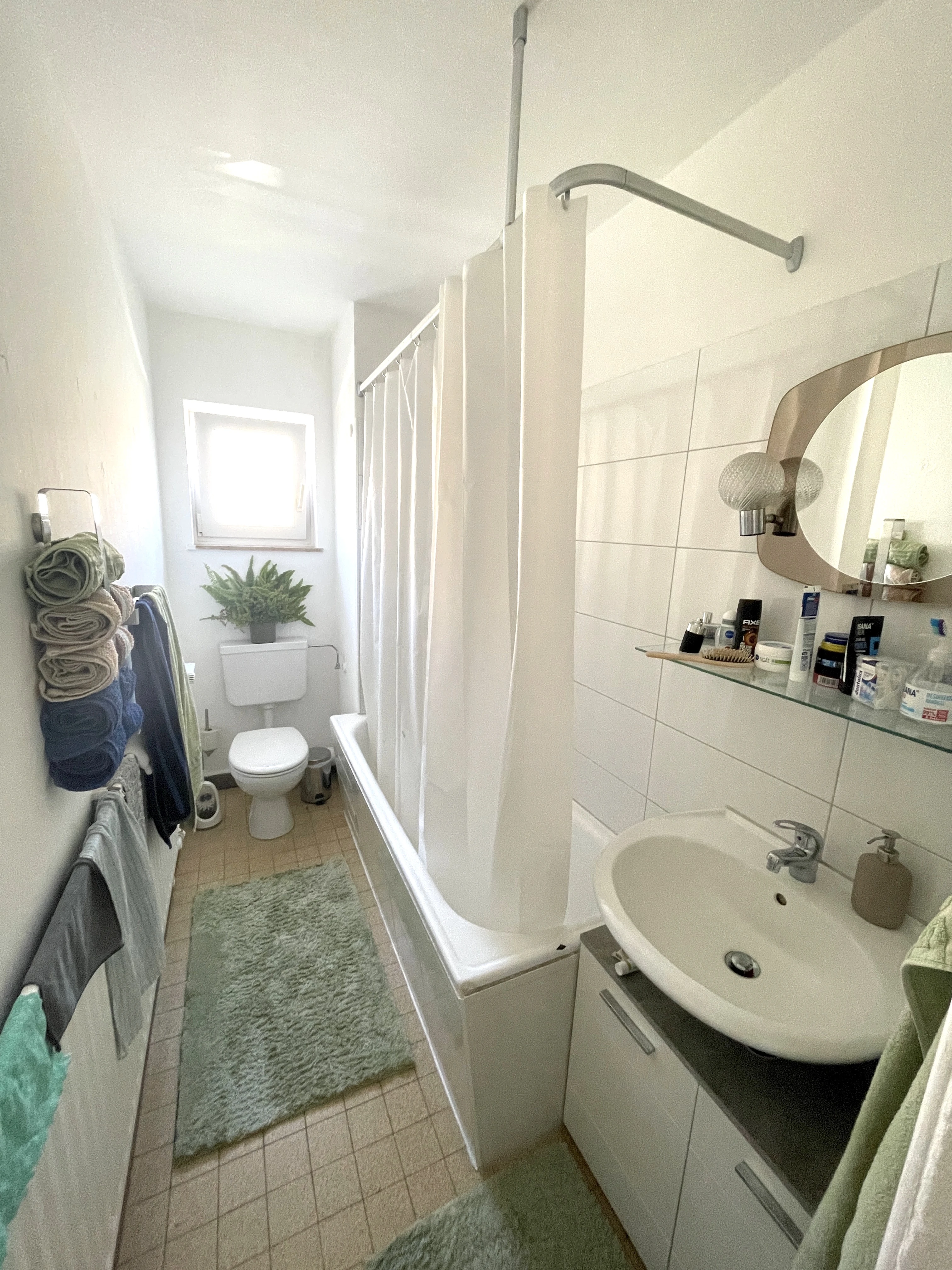 Badezimmer mit Fenster