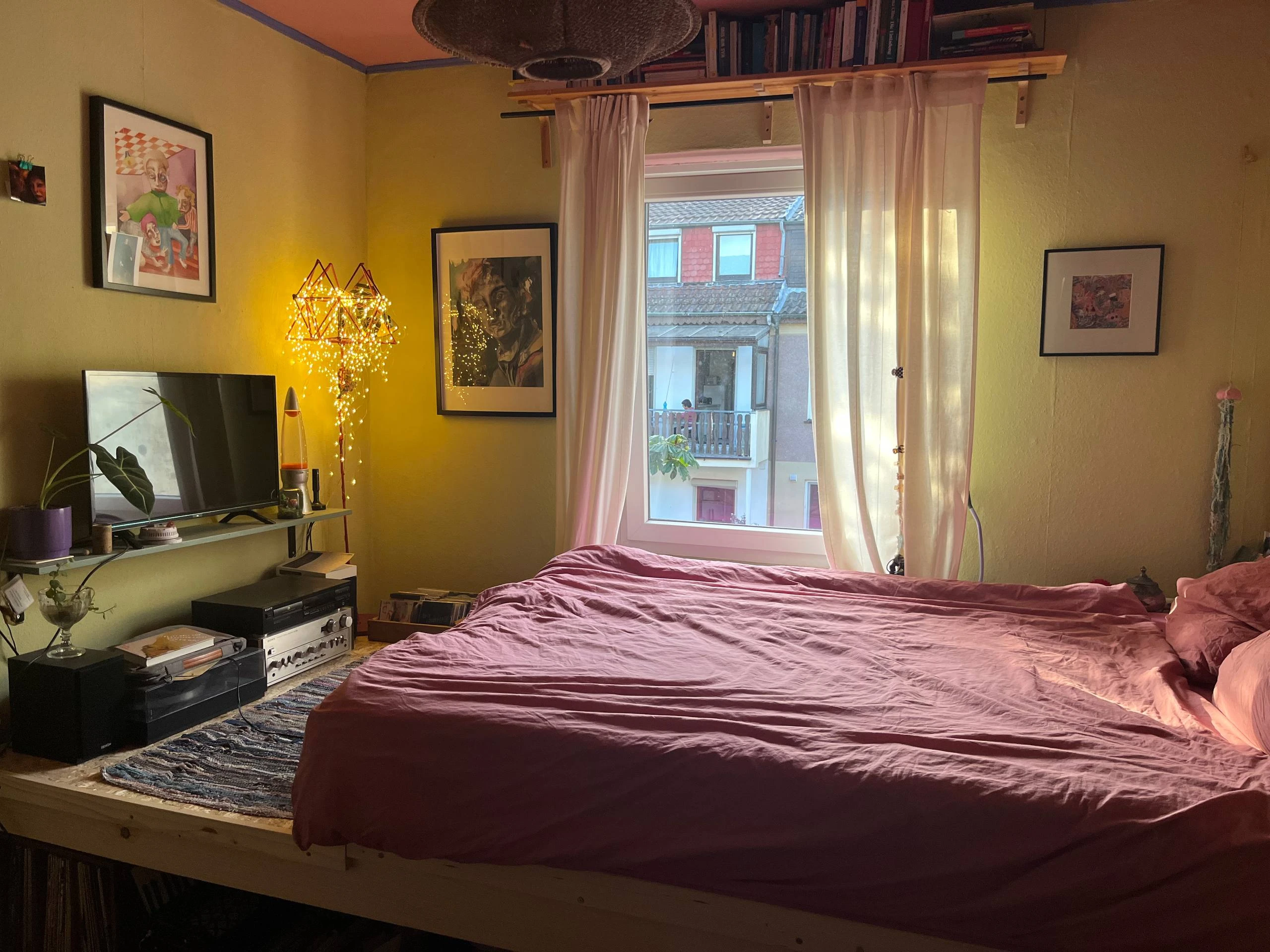 Unten sieht man den Garten und aus dem Bett die Bäume