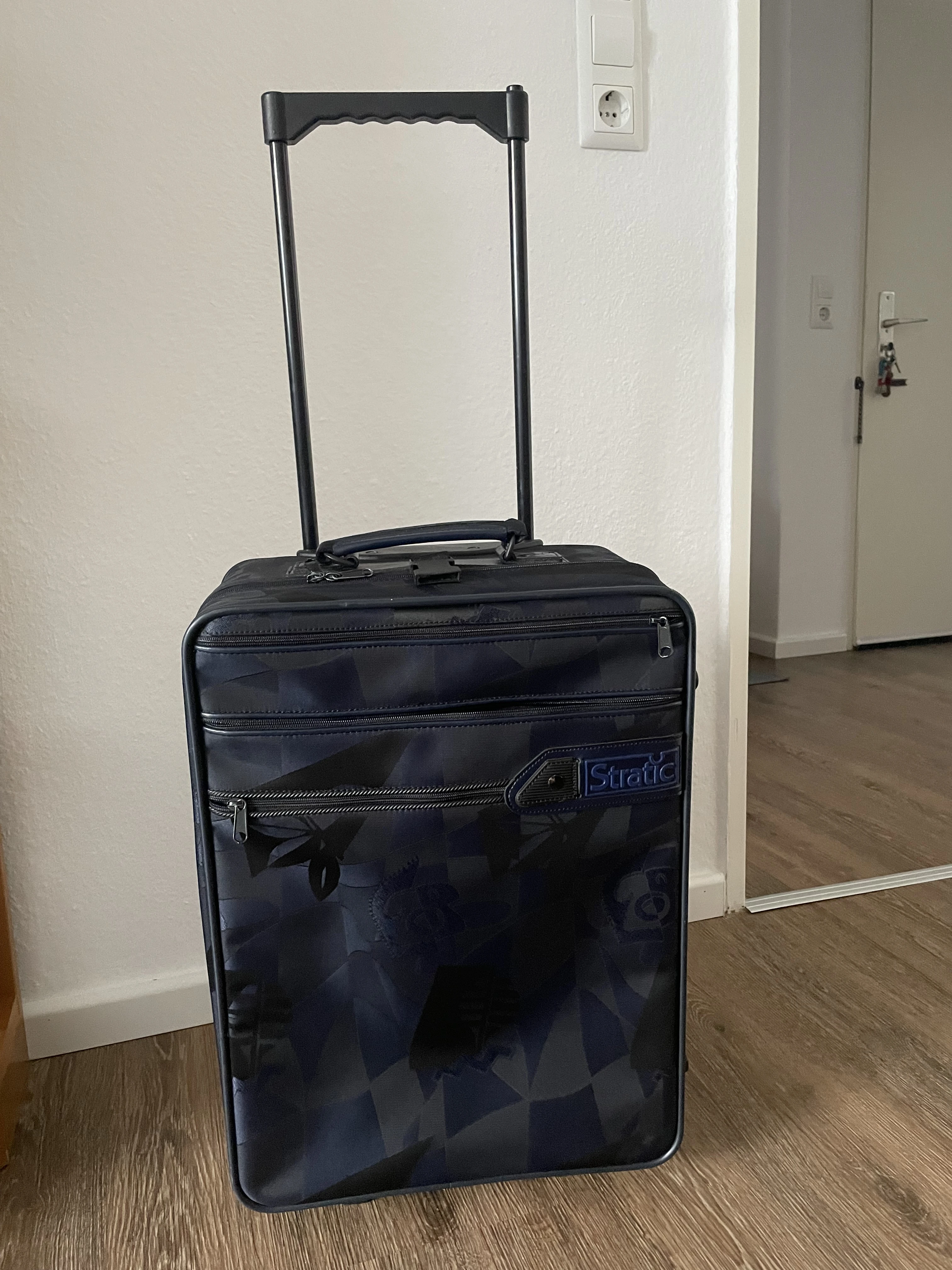 Kl. Koffer mit ausziehbaren. Griff