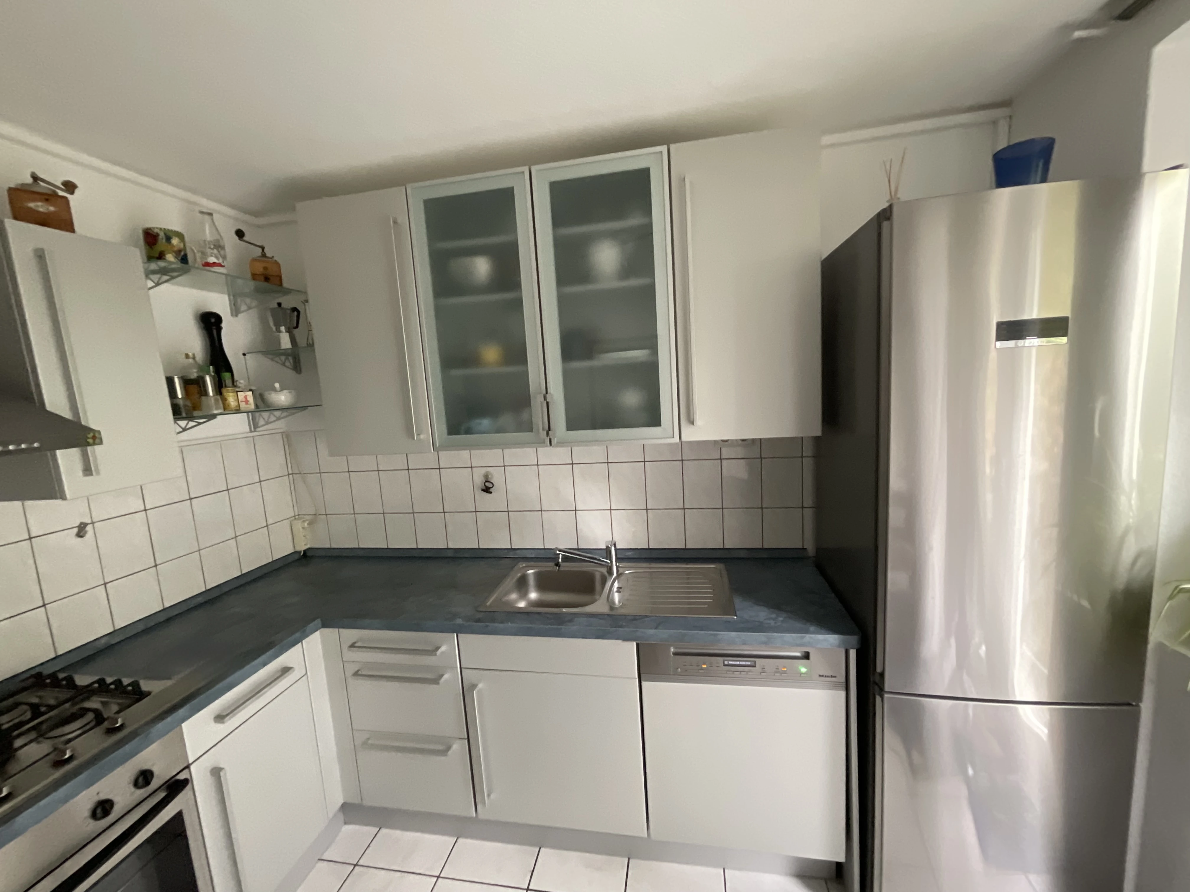 Küche gesamt mit Kühlschrank