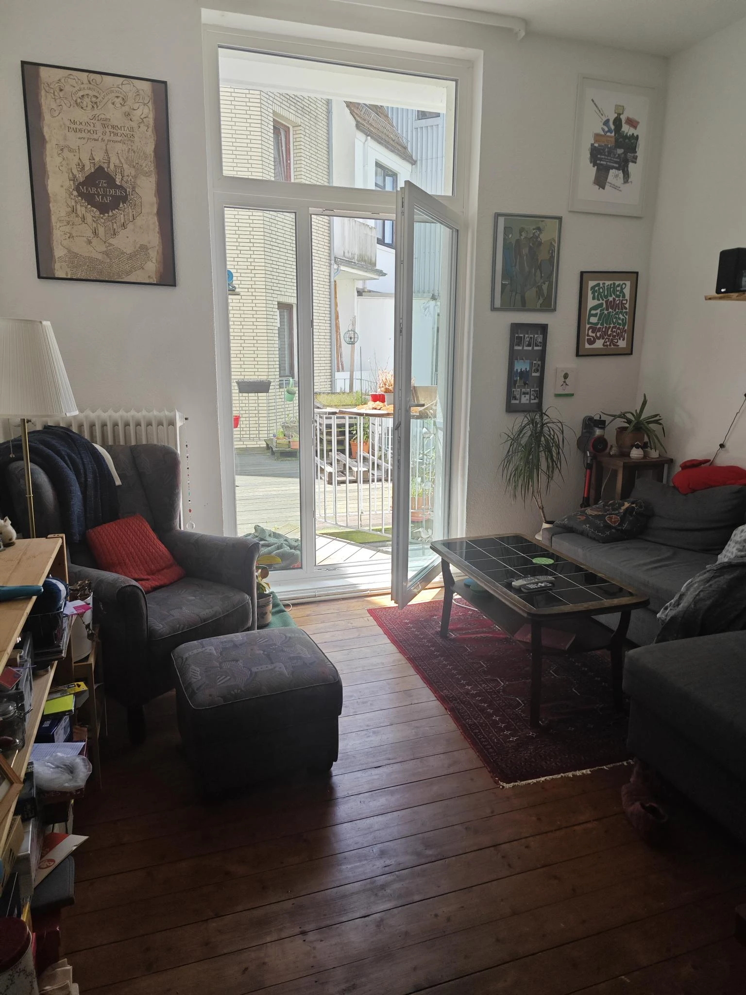 Wohnzimmer mit Durchgang zur Dachterrasse 
