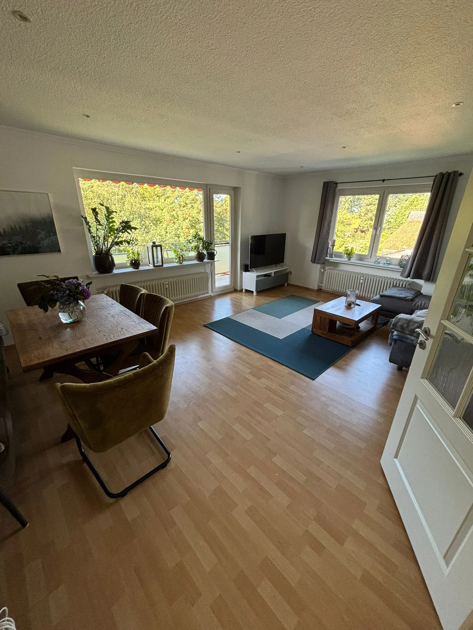 Wohnzimmer mit Zugang zum Balkon