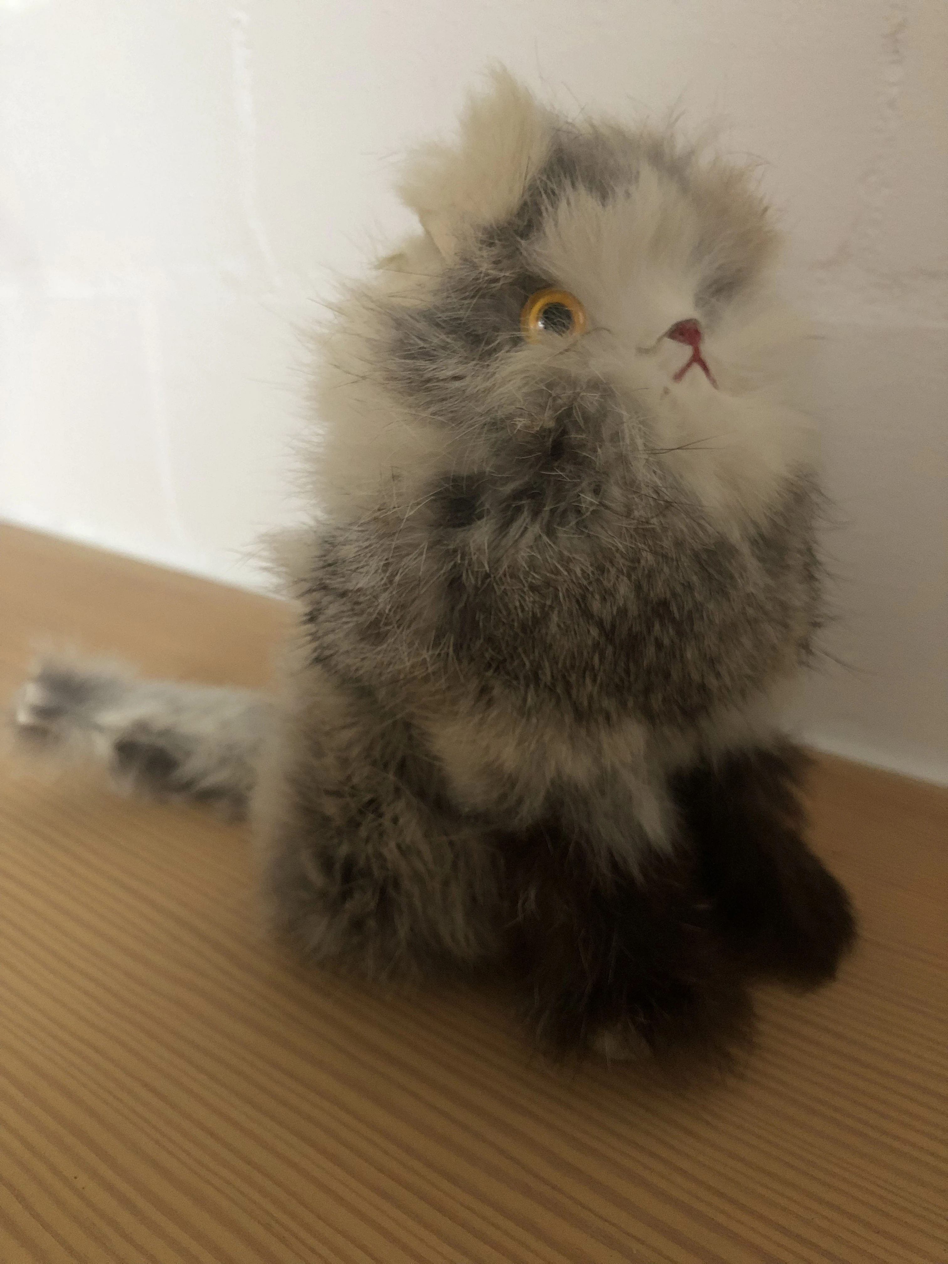   Hochwertige Plüsch-Katze aus Fell 