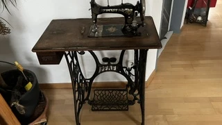 Maschine ist mit der Originalhaube ausgestattet