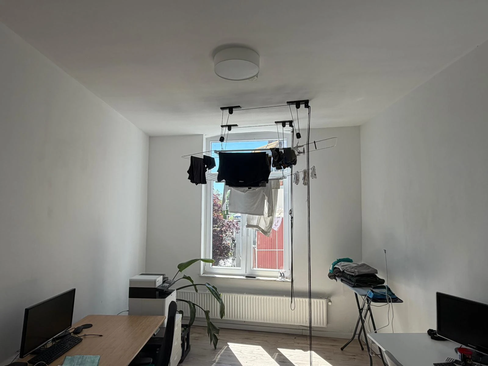 Arbeitszimmer mit drei Schreibtischen