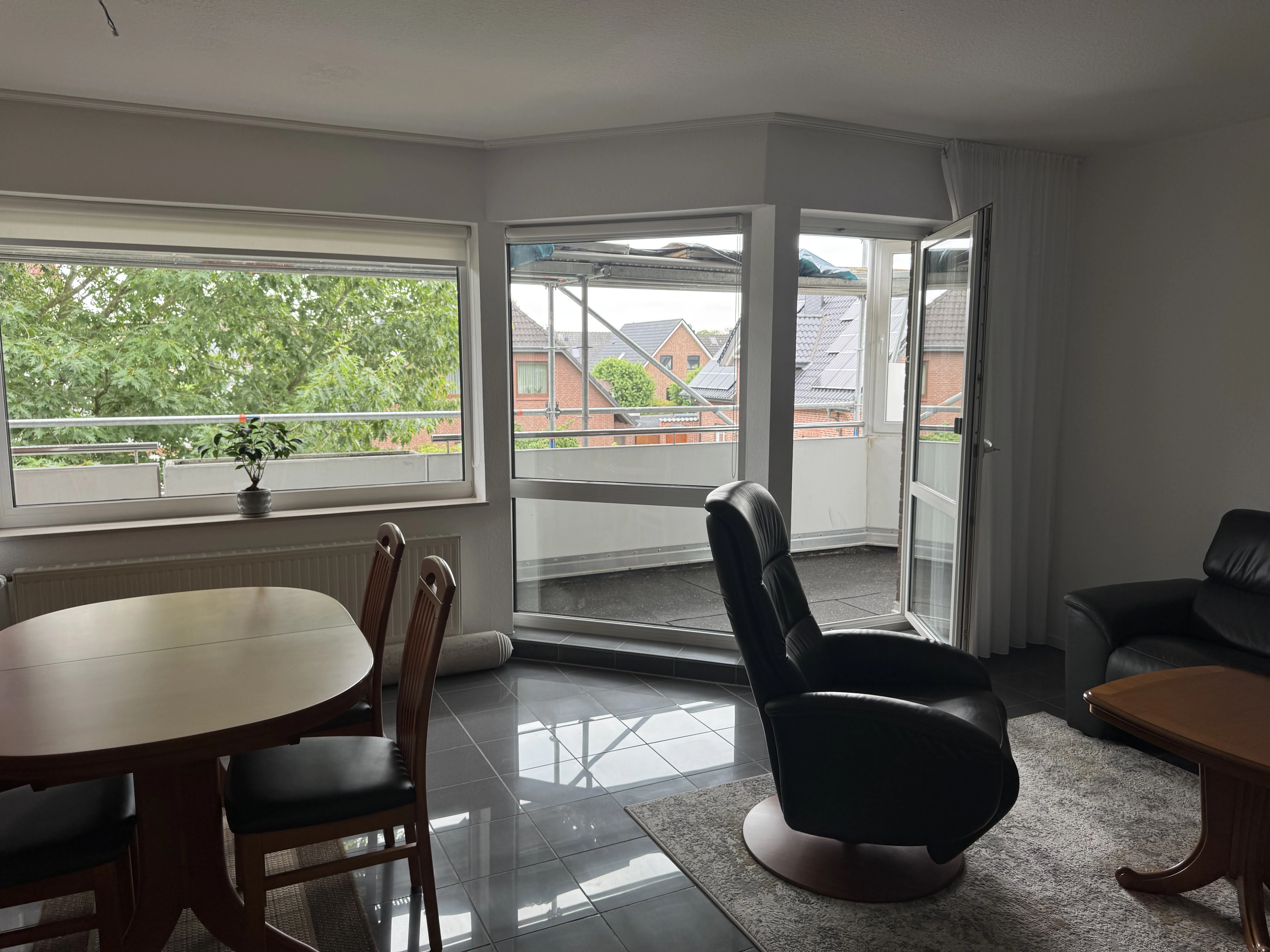 Wohnzimmer mit Zugang zum Balkon