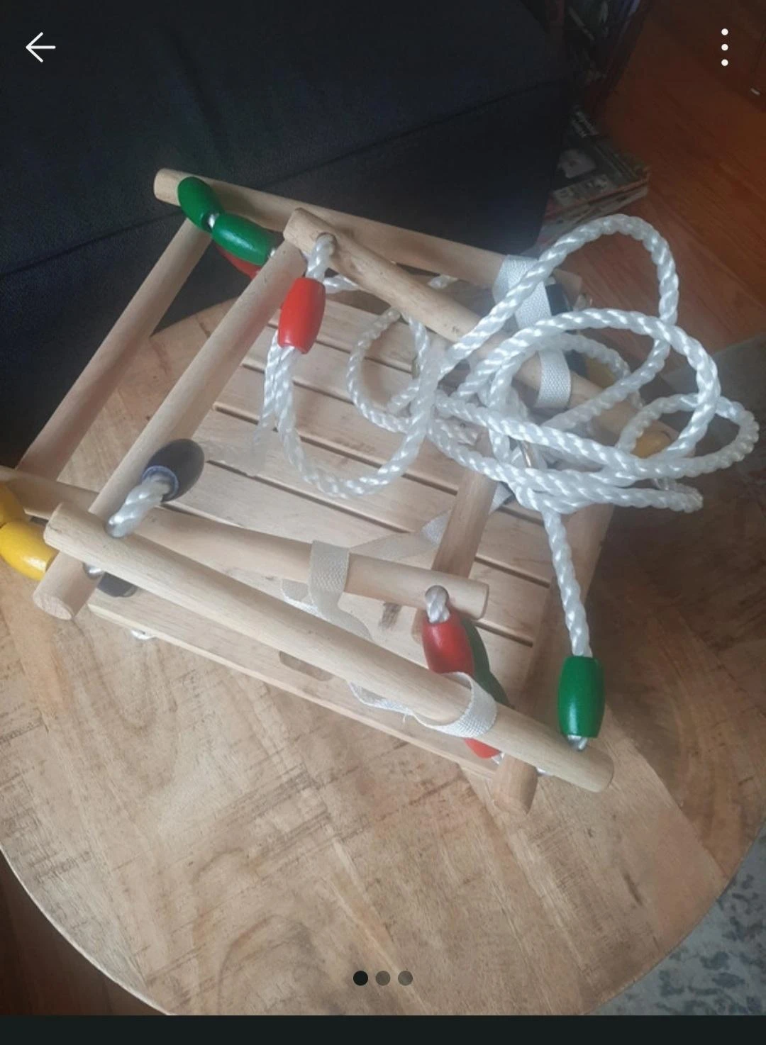 Holzschaukel mit Aufhängungsmaterial