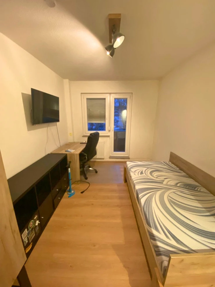 Das Zimmer aus Sicht der Tür.