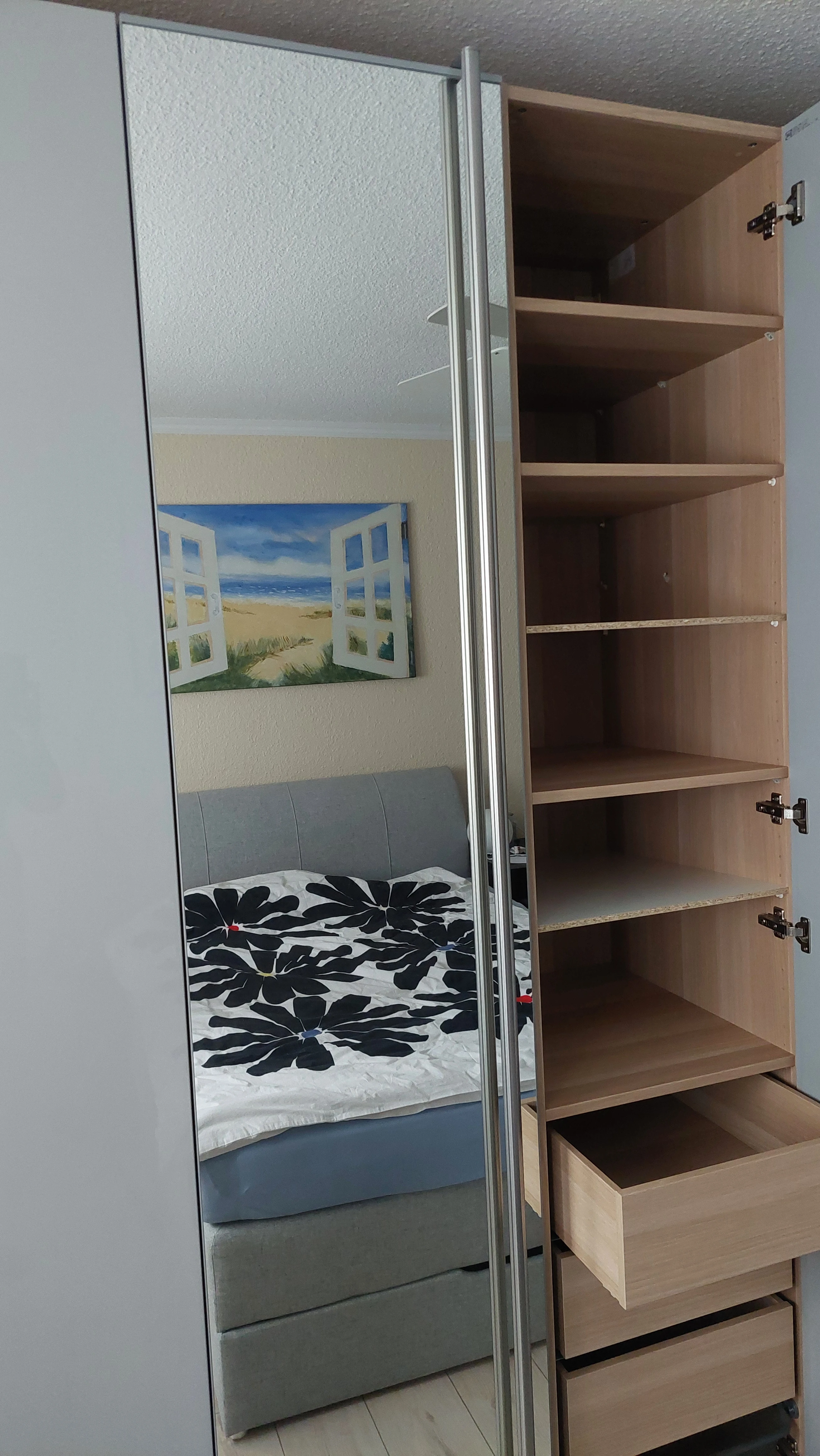 Das Bett und das Bild werden hier nicht angeboten.