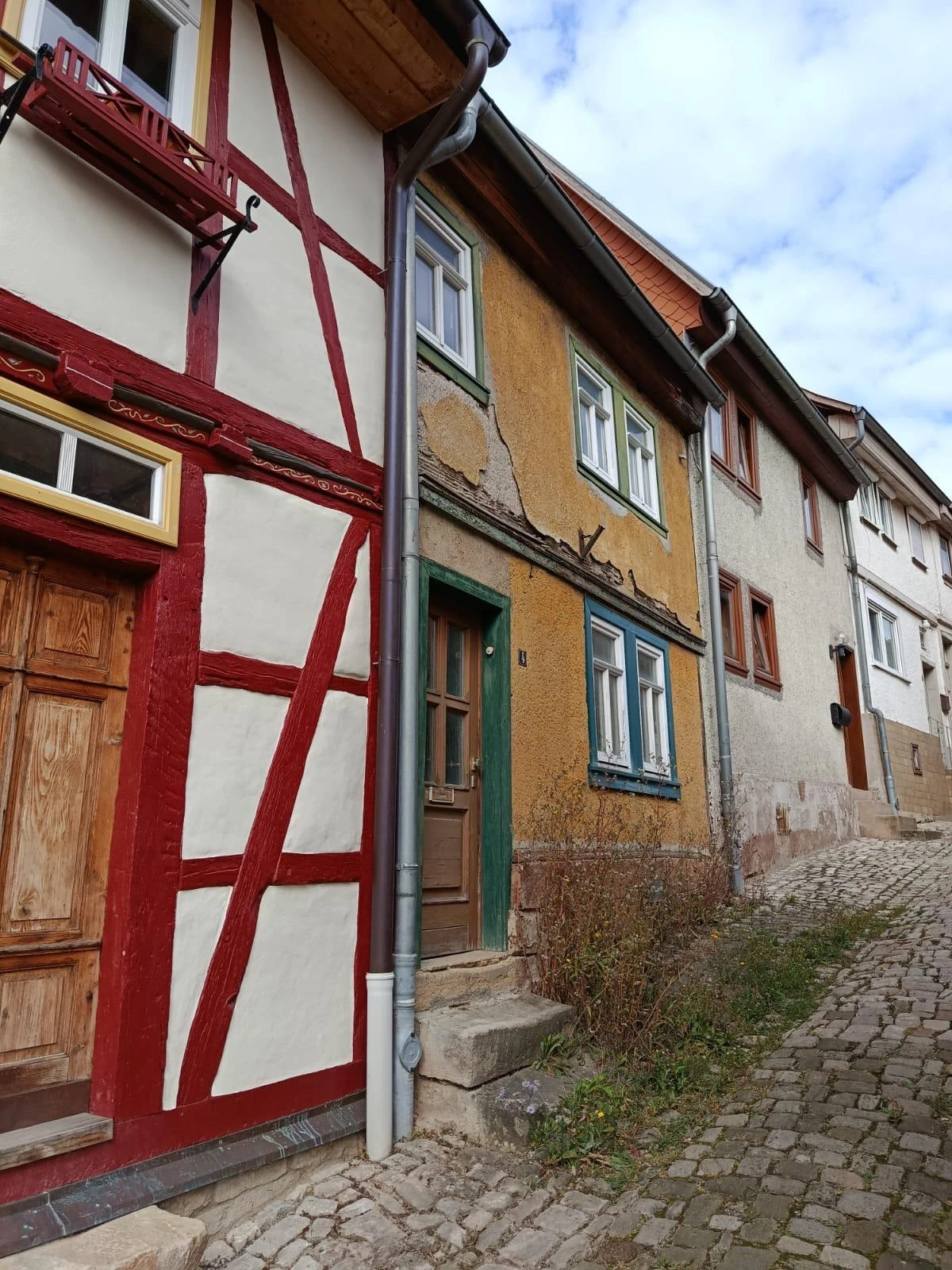Frontansicht von Gasse (Gelb/Grünes Haus)