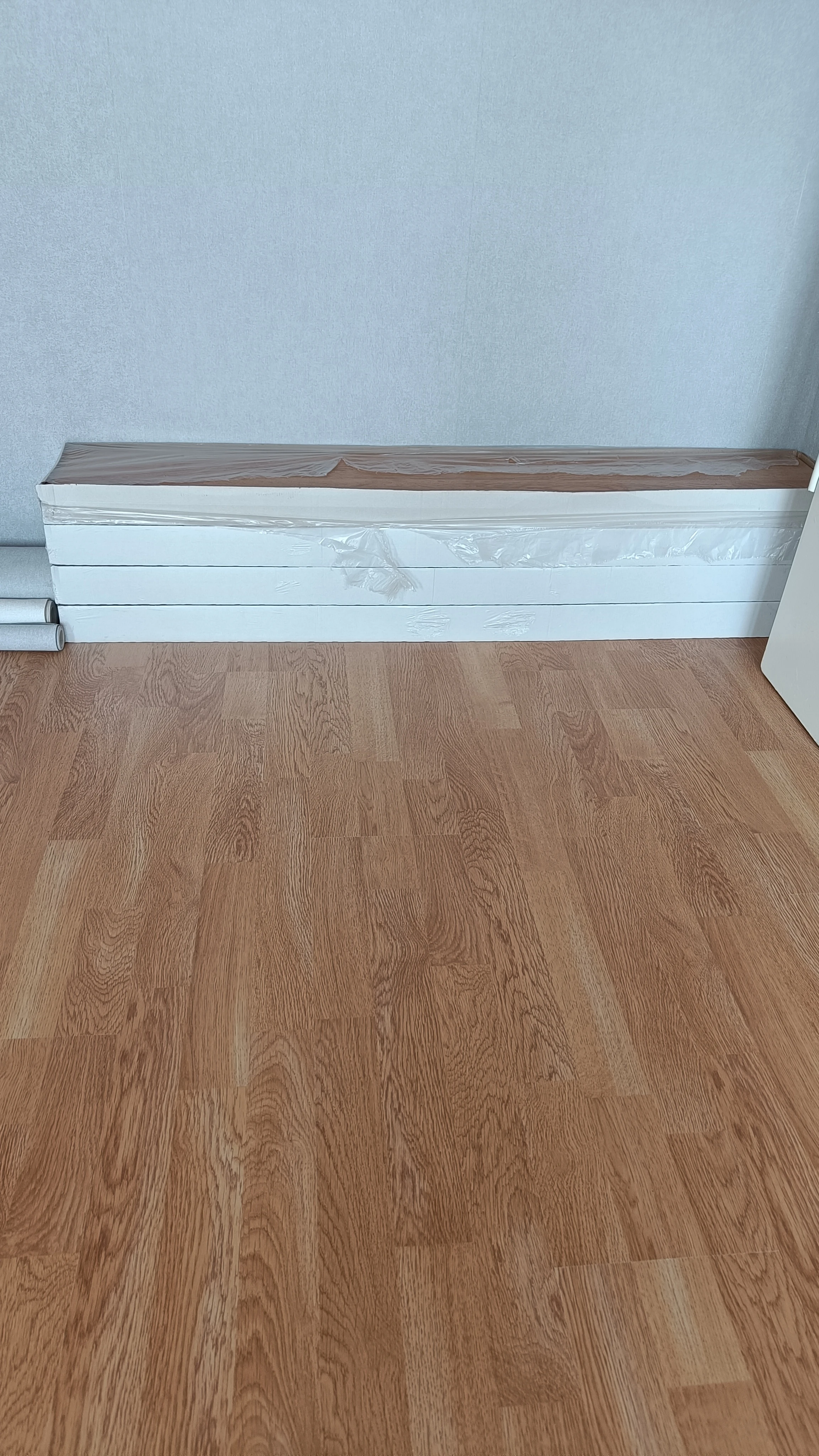 3geschlossene Pakete und ein geöffnetes aus dem 1 Bohle fehlt. 