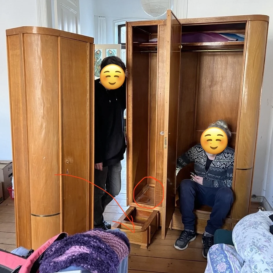 Linkes Seitenteil zum Transport abgenommen (Pfeil). Kreis = Geheimfach 😉