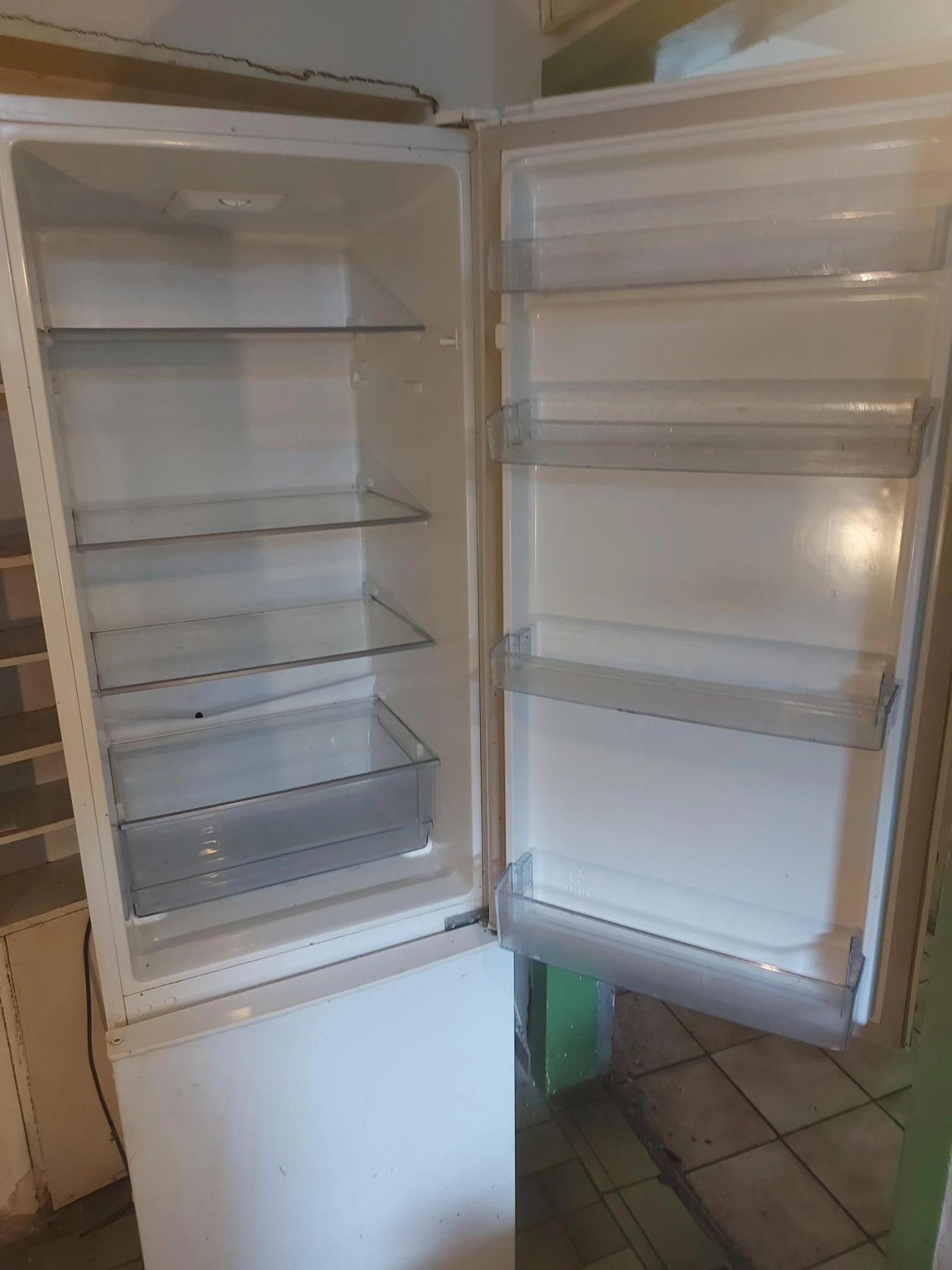 Kühlschrank (offen)