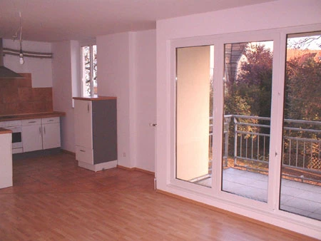 Wohnküche und Balkon