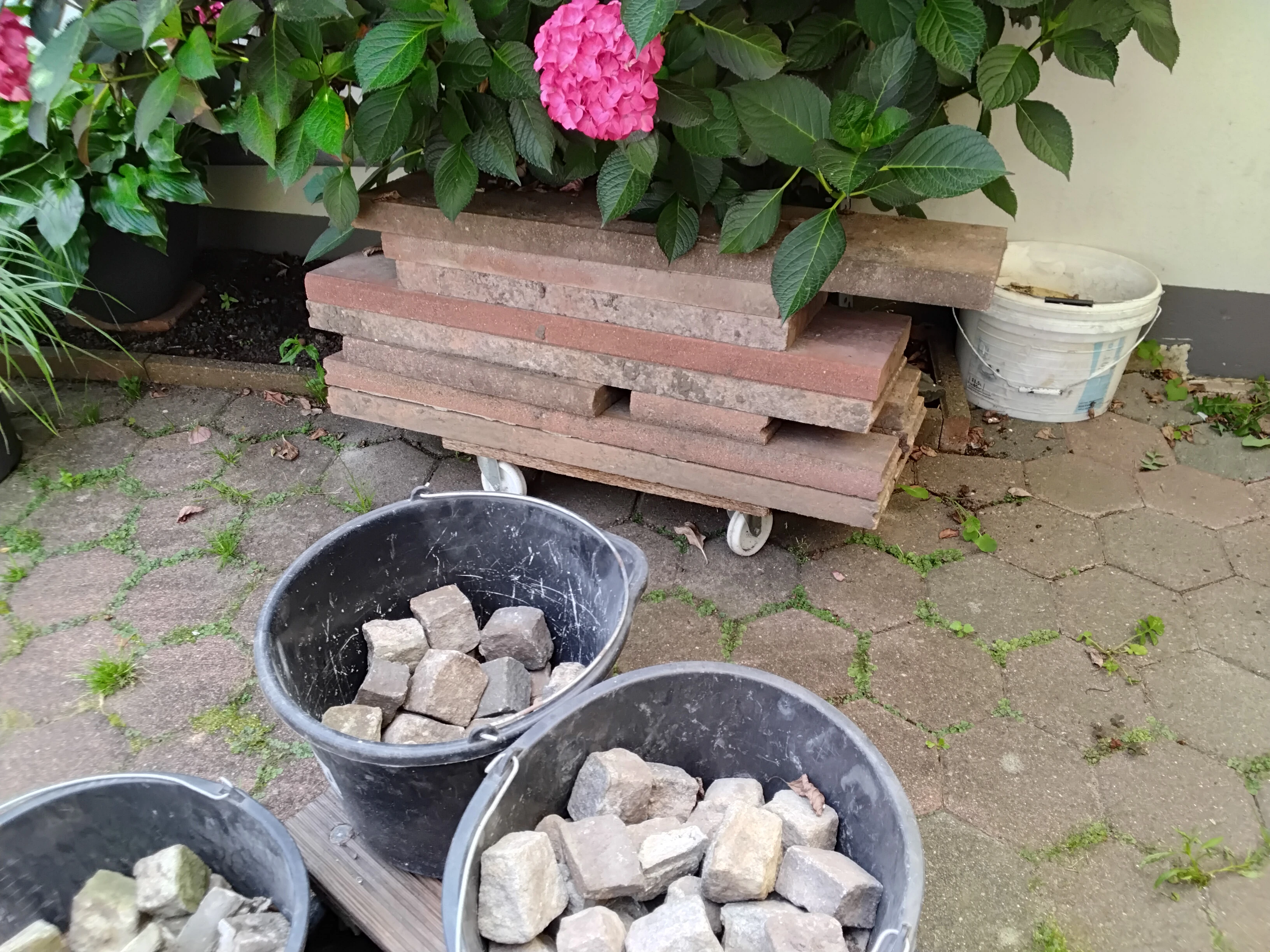 Rasenkanten und Steine 