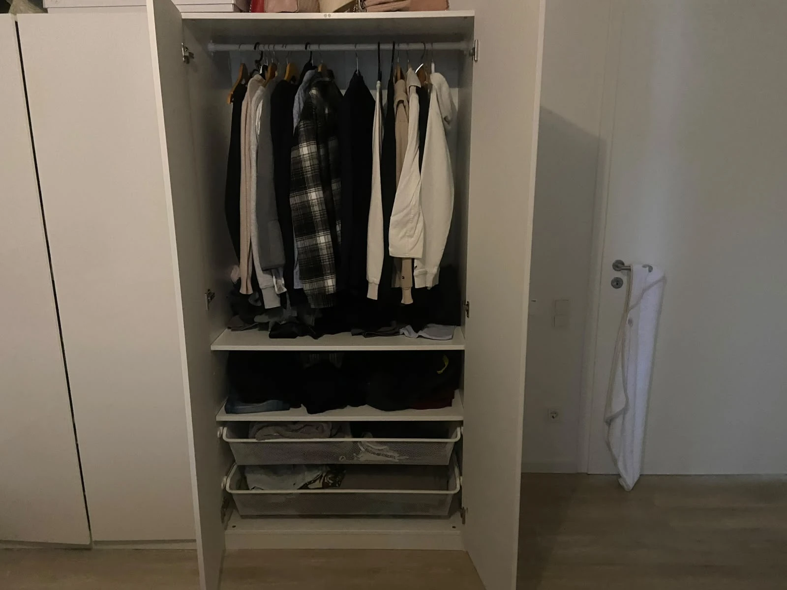 230 × 57 × 100 cm 