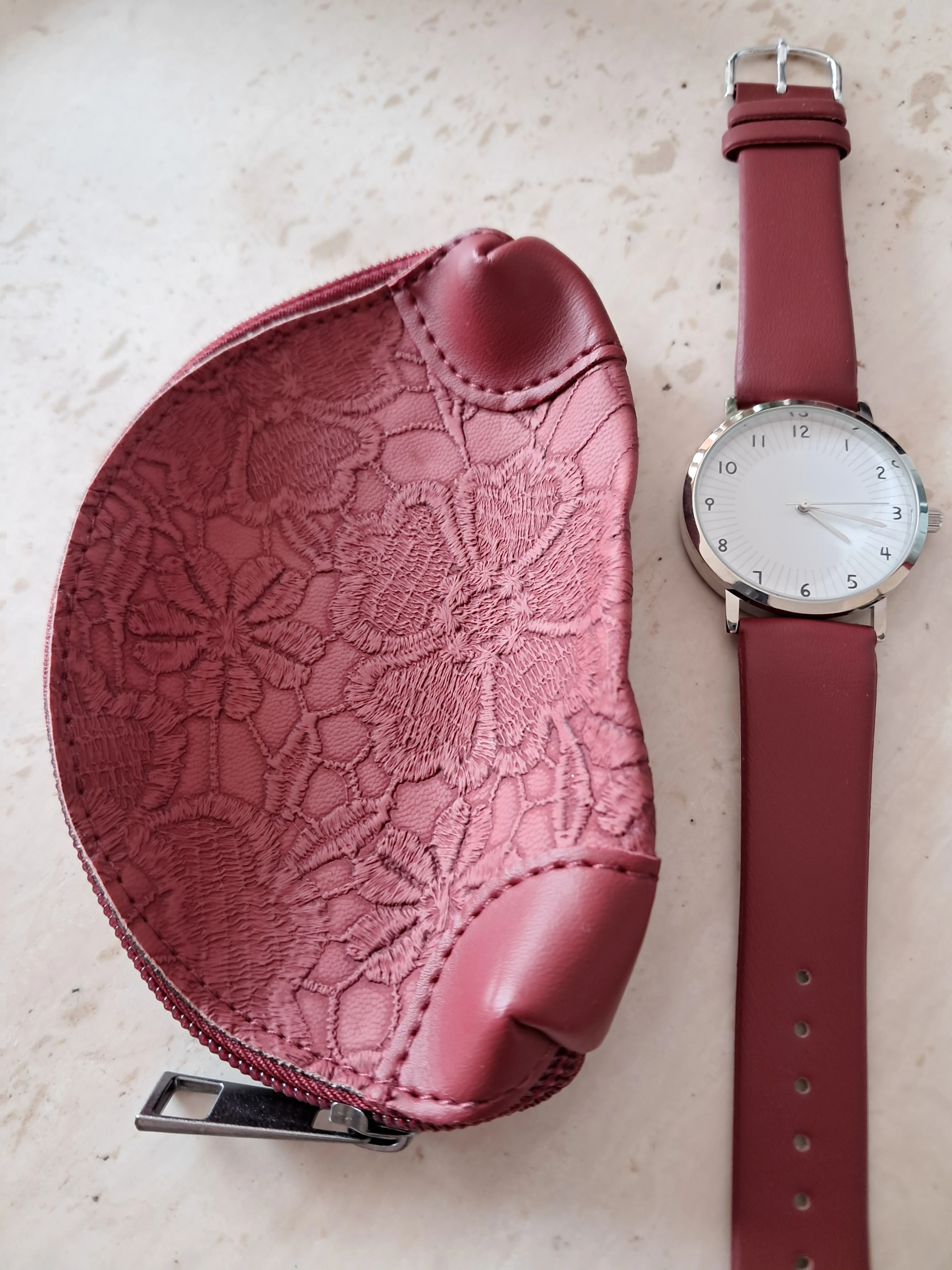 Tasche mit Uhr