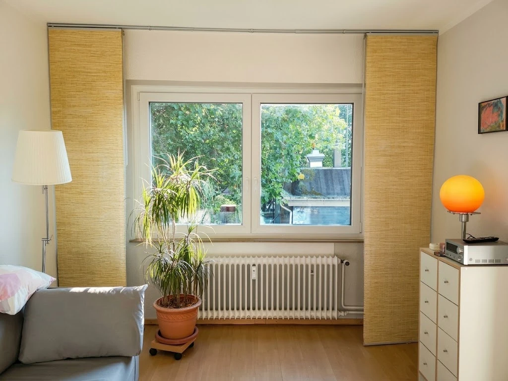 Gemütliches Wohnzimmer mit großen Fenstern