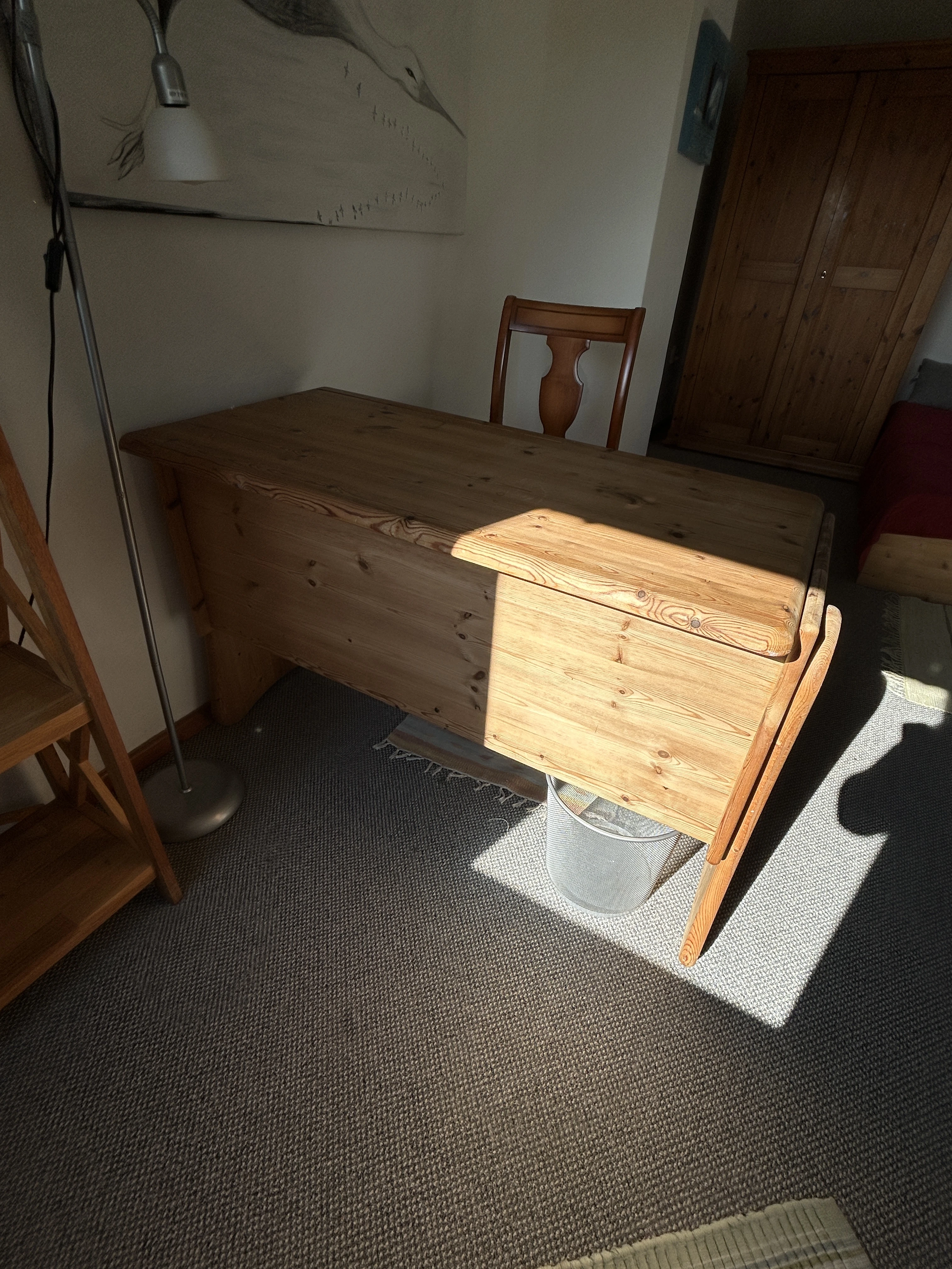 Hochwertiger Holzschreibtisch 
