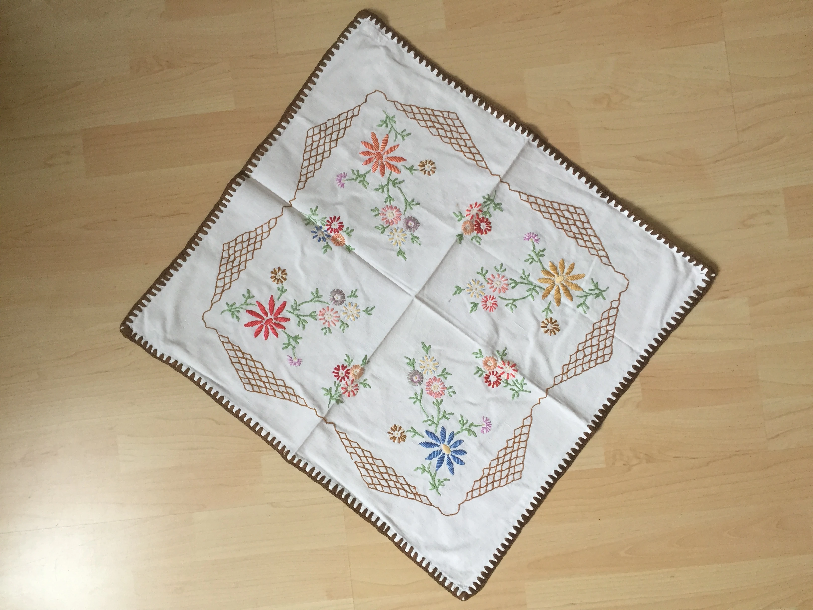   Handbestickte Vintage Tischdecken 