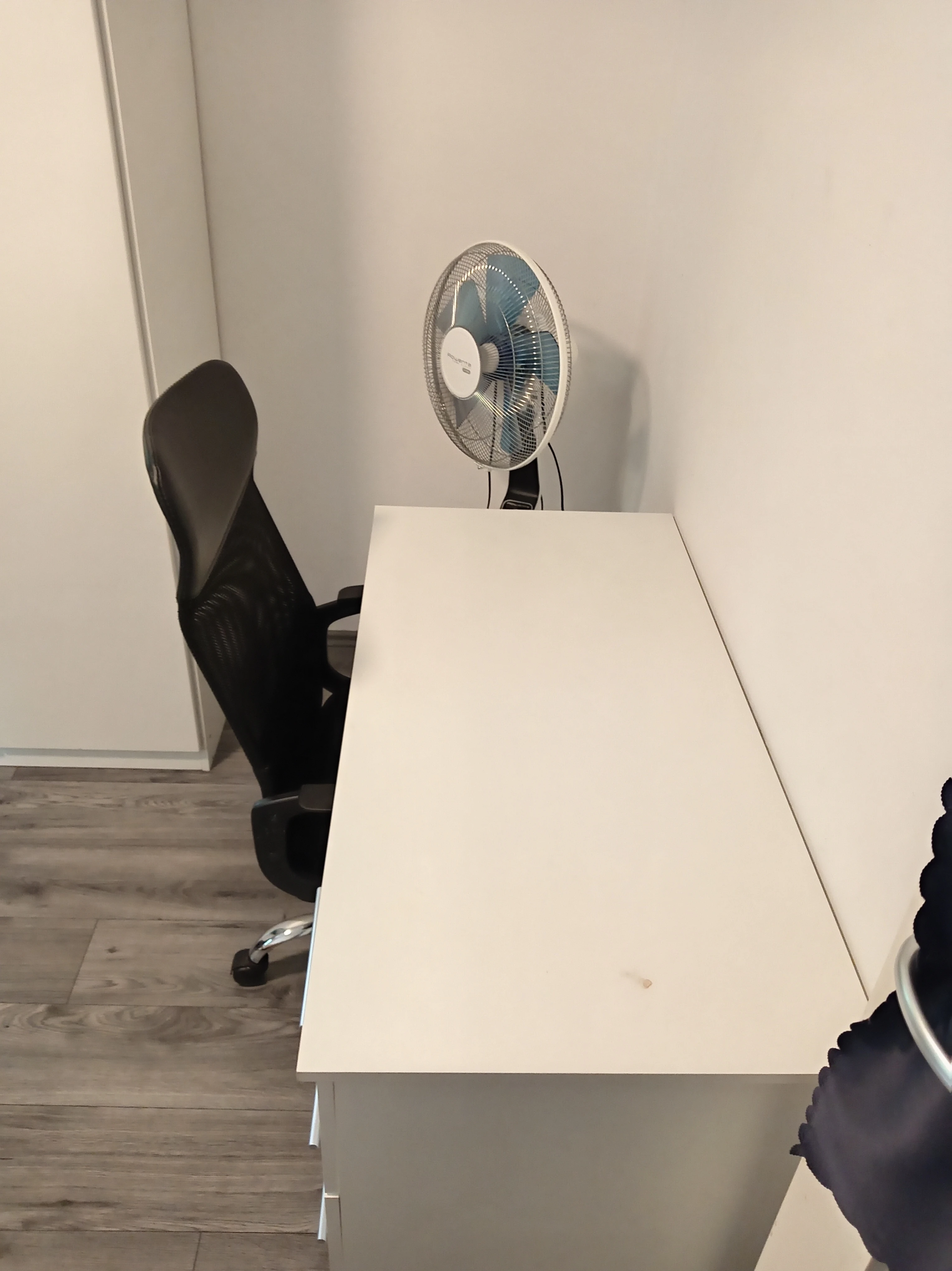 Das Zimmer ist Voll möbliert 