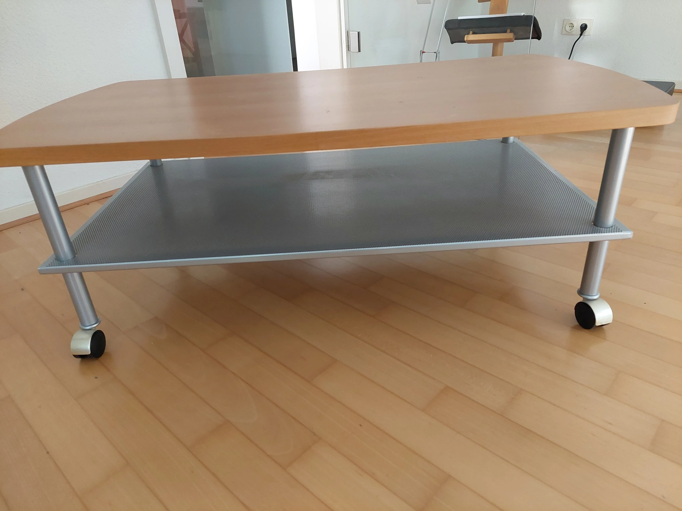 Tisch mit Ablage unter der Platte