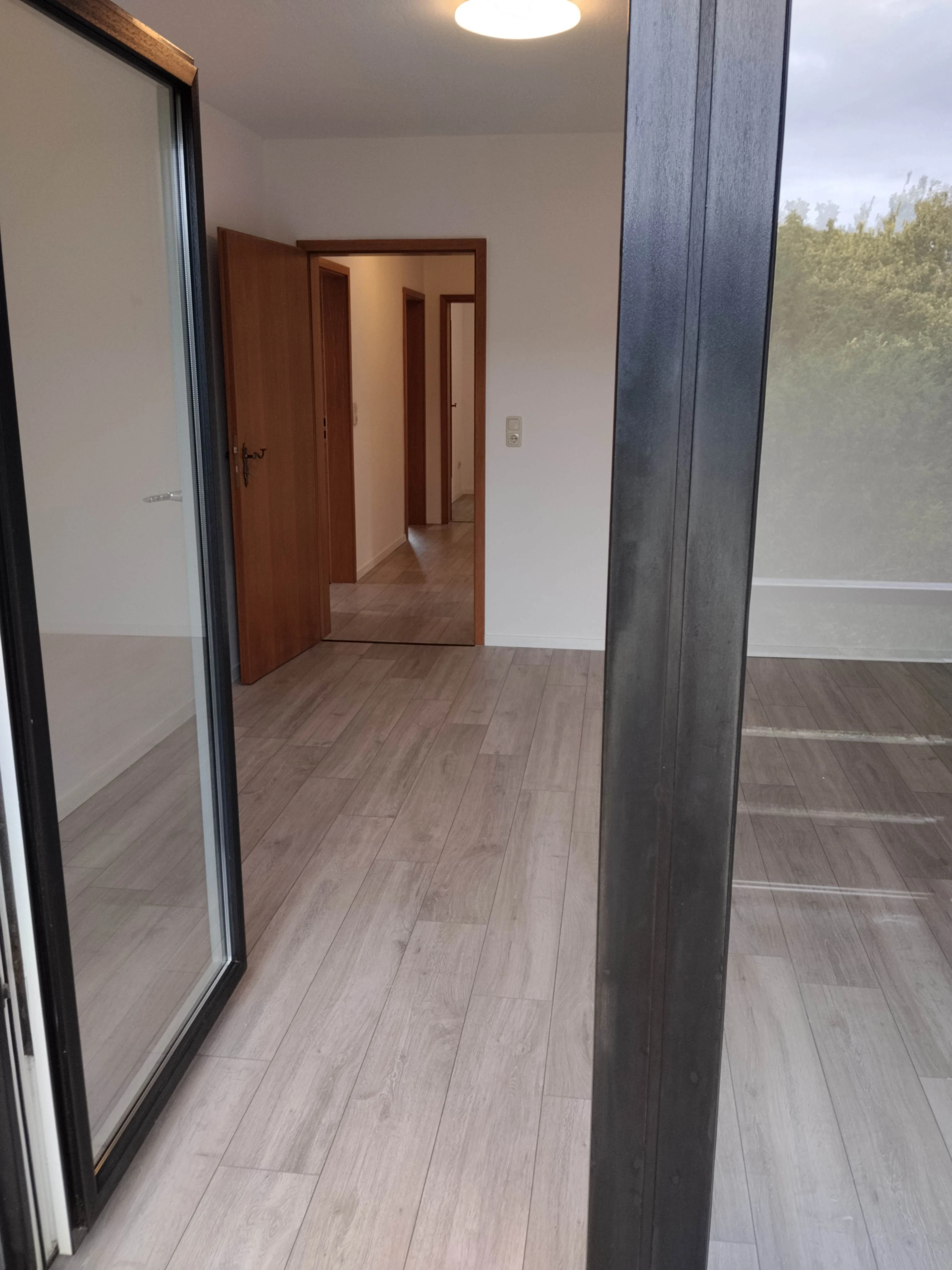 Blick vom Balkon durch das Wohnzimmer in Richtung Flur, Küche, usw.
