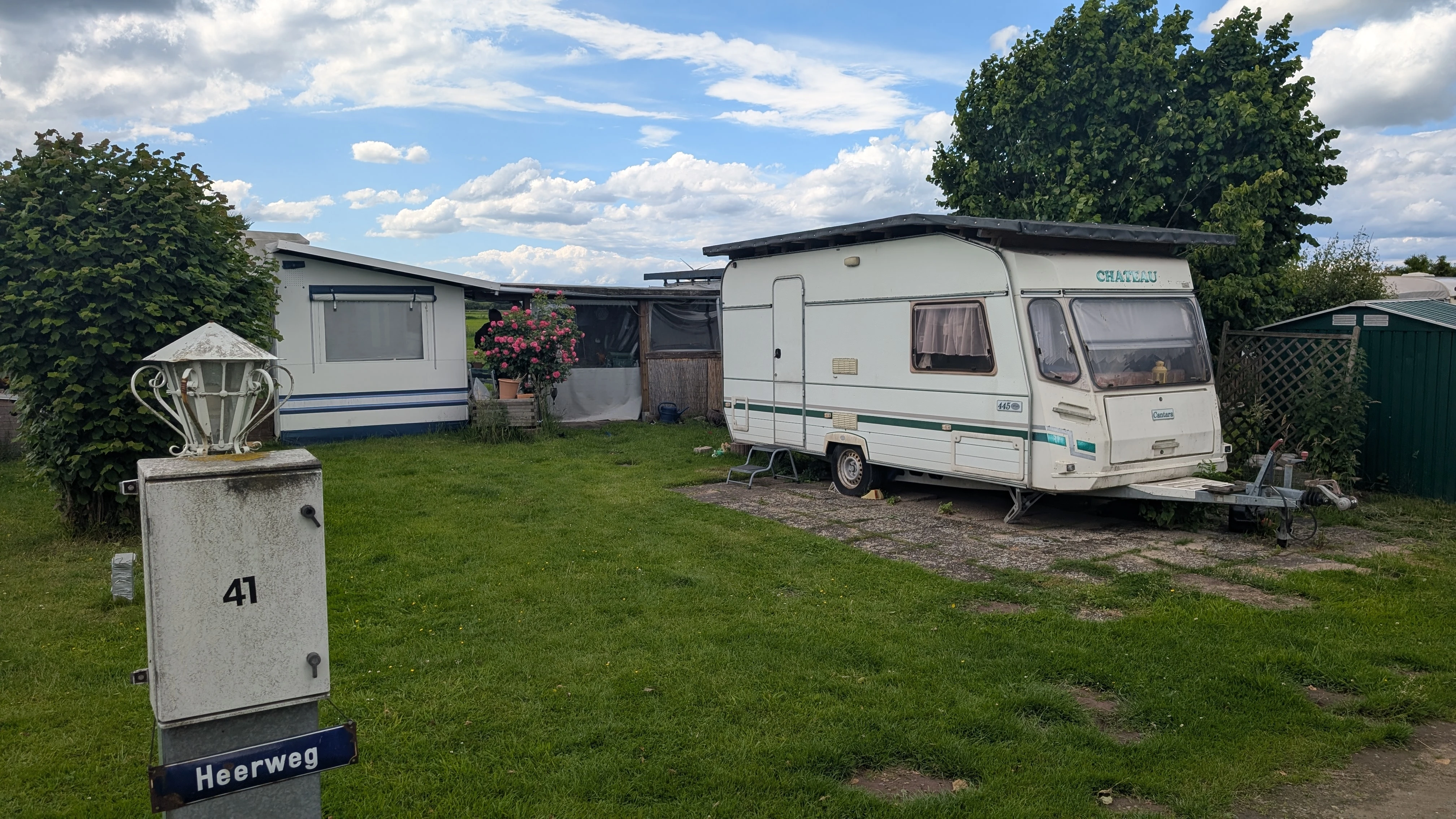 Ansicht Campingplatz 1 mit zweitem Wohnwagen für Gäste 