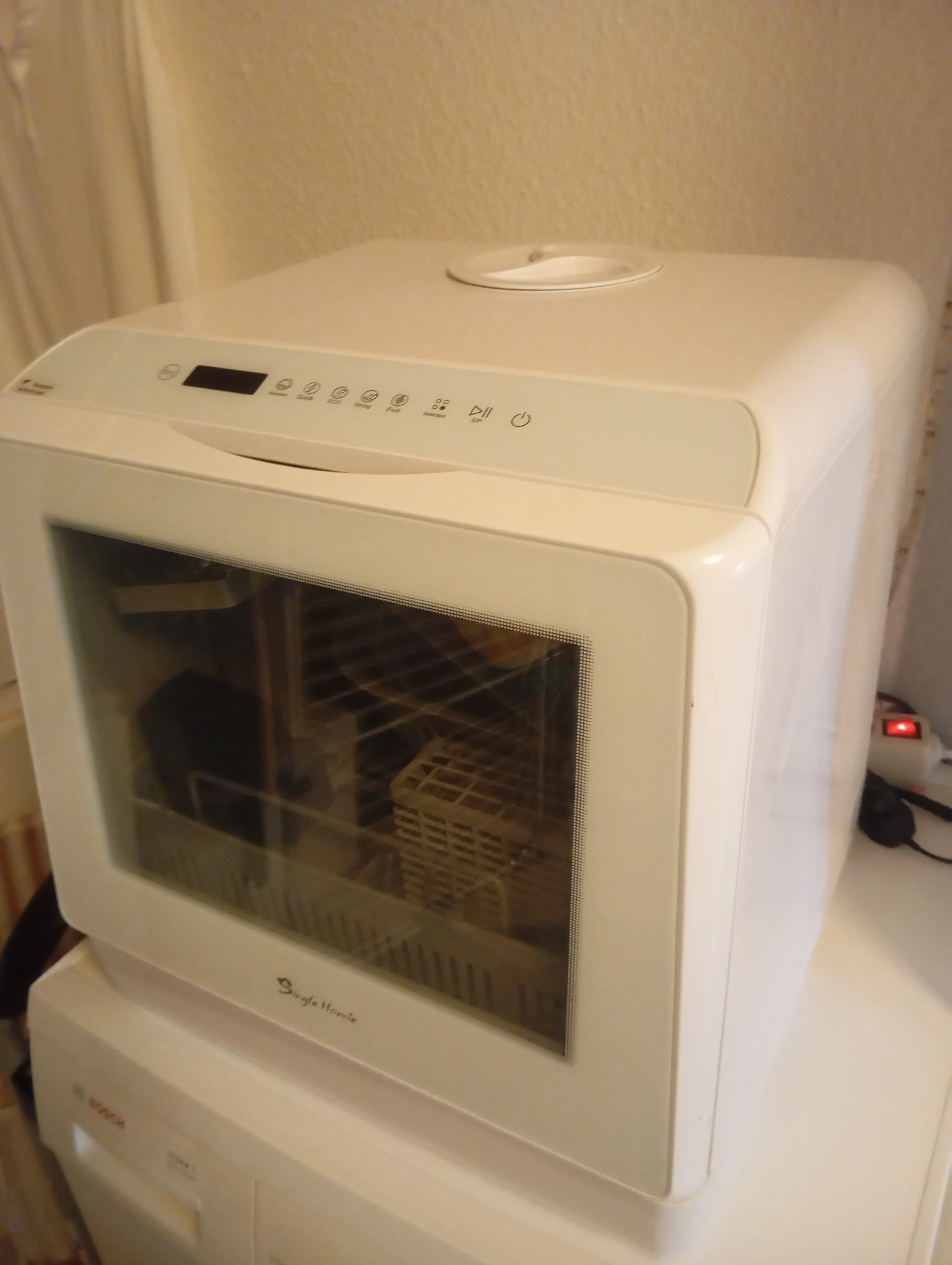 Sie ist neuwertig, kann im Schrank und auf dem Schrank gestellt werden