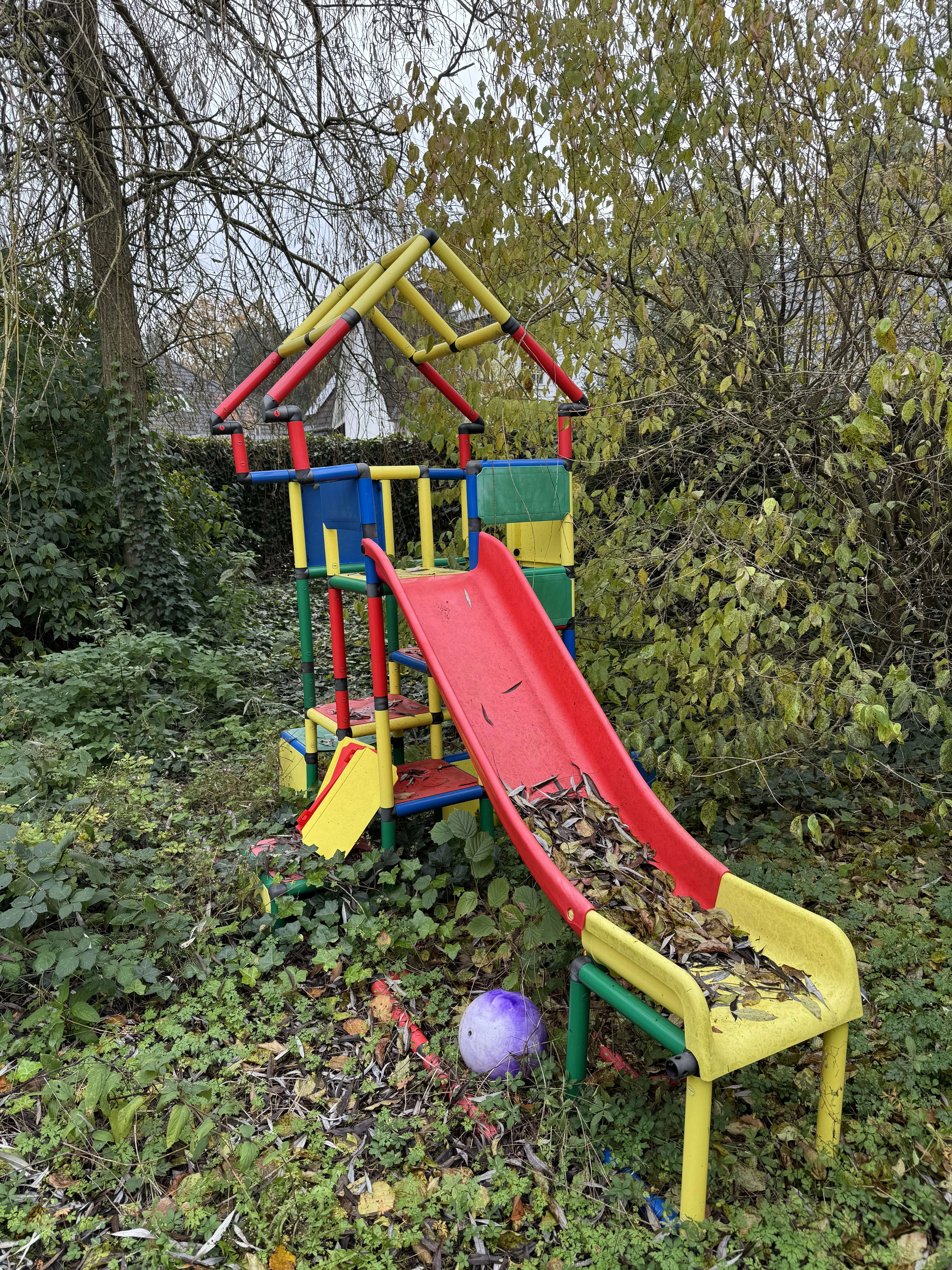 Spielturm mit Rutsche