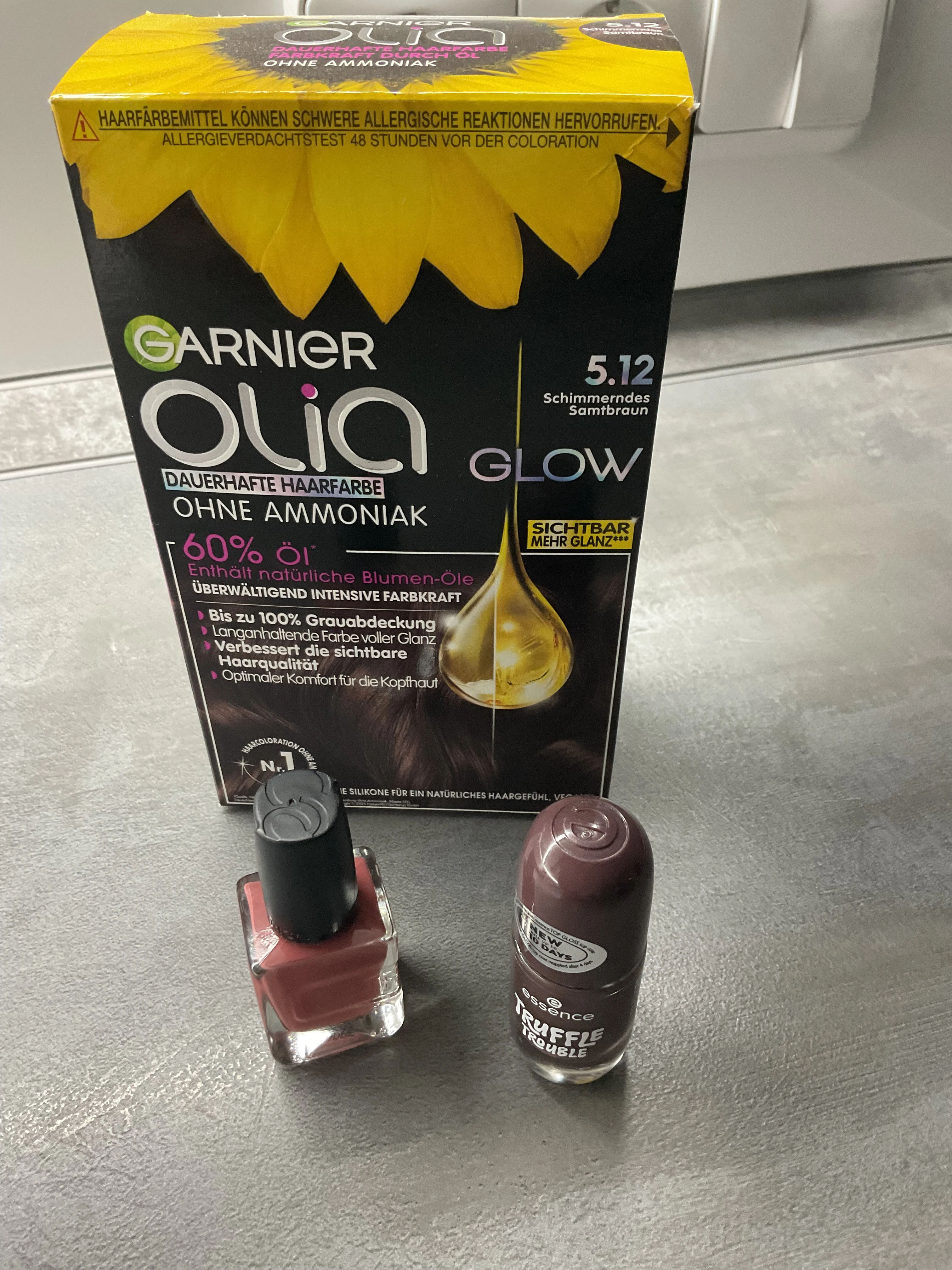 Nagellack und Haarfarbe
