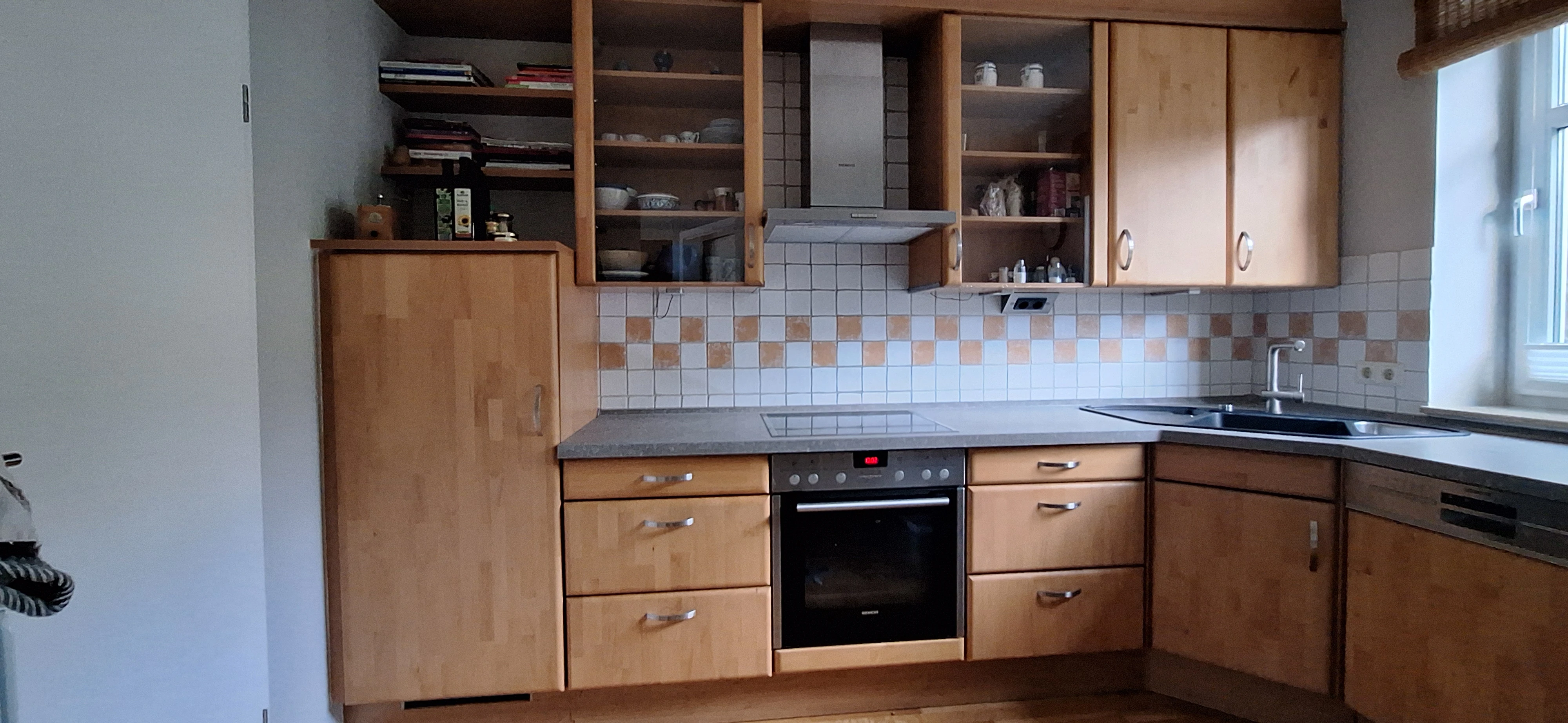Breitseite mit Herd,Kühlschrank,Dunstabzugshaube 