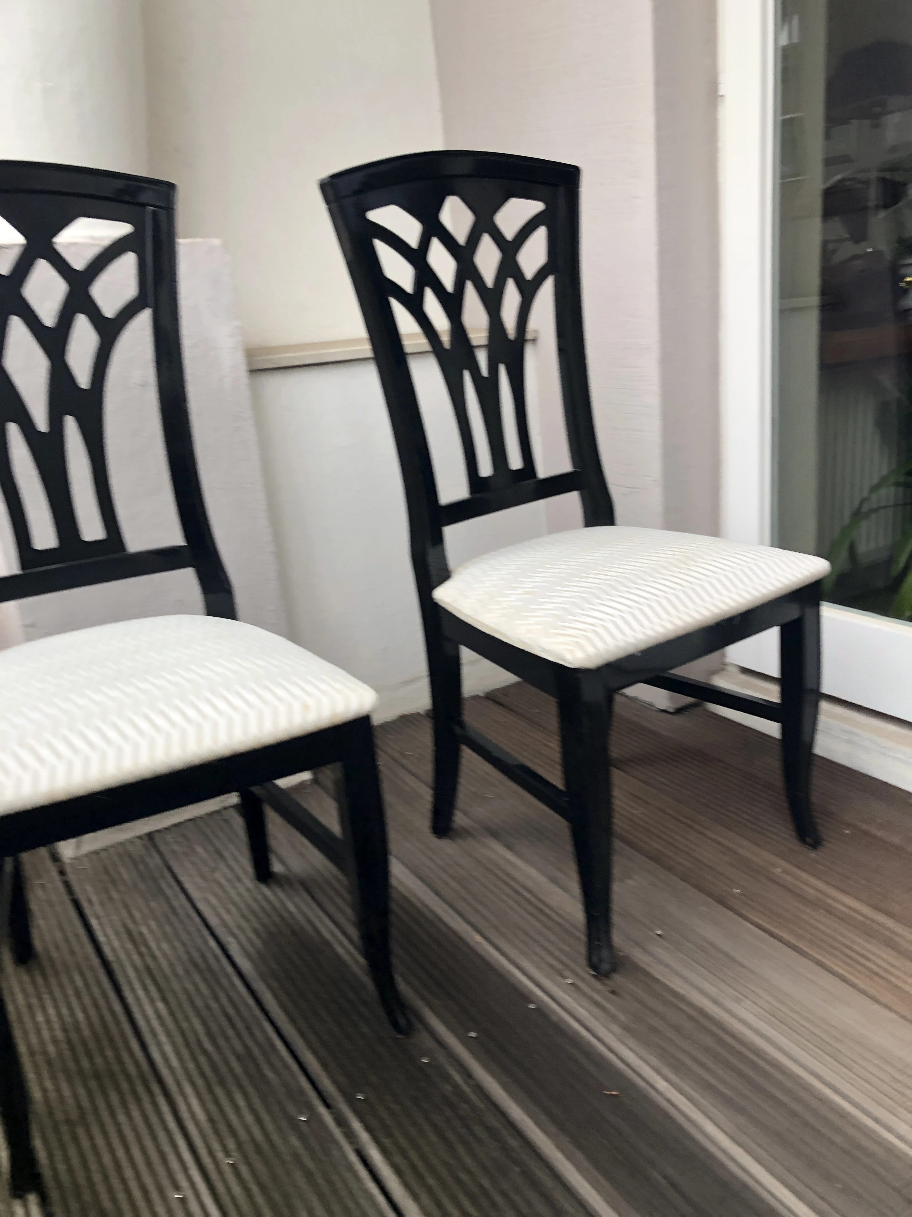 2 schwarze Stühle