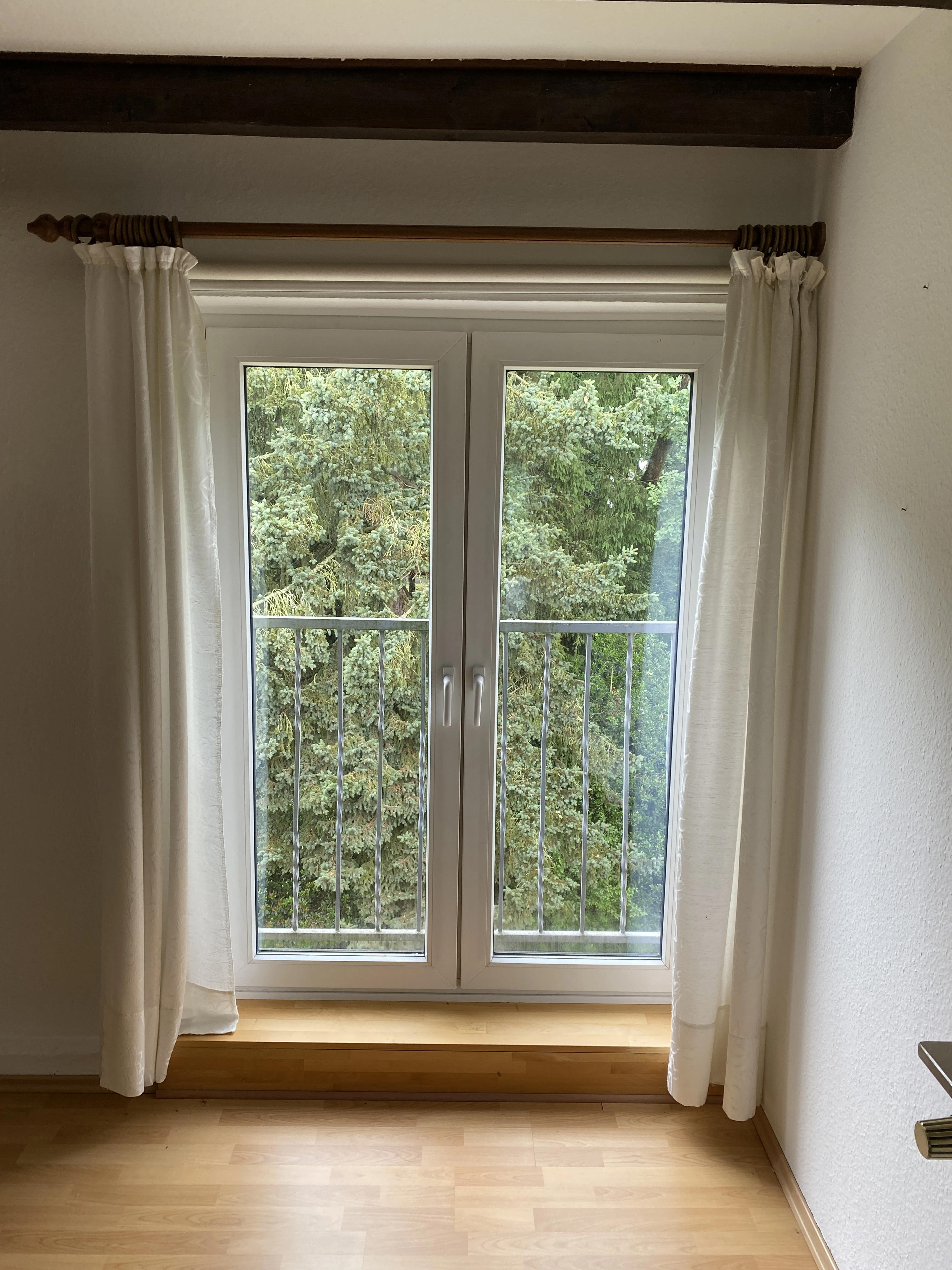 Schlafzimmer, Blick in den Garten