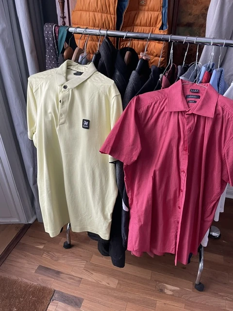Poloshirts und Hemden in verschiedenen Farben