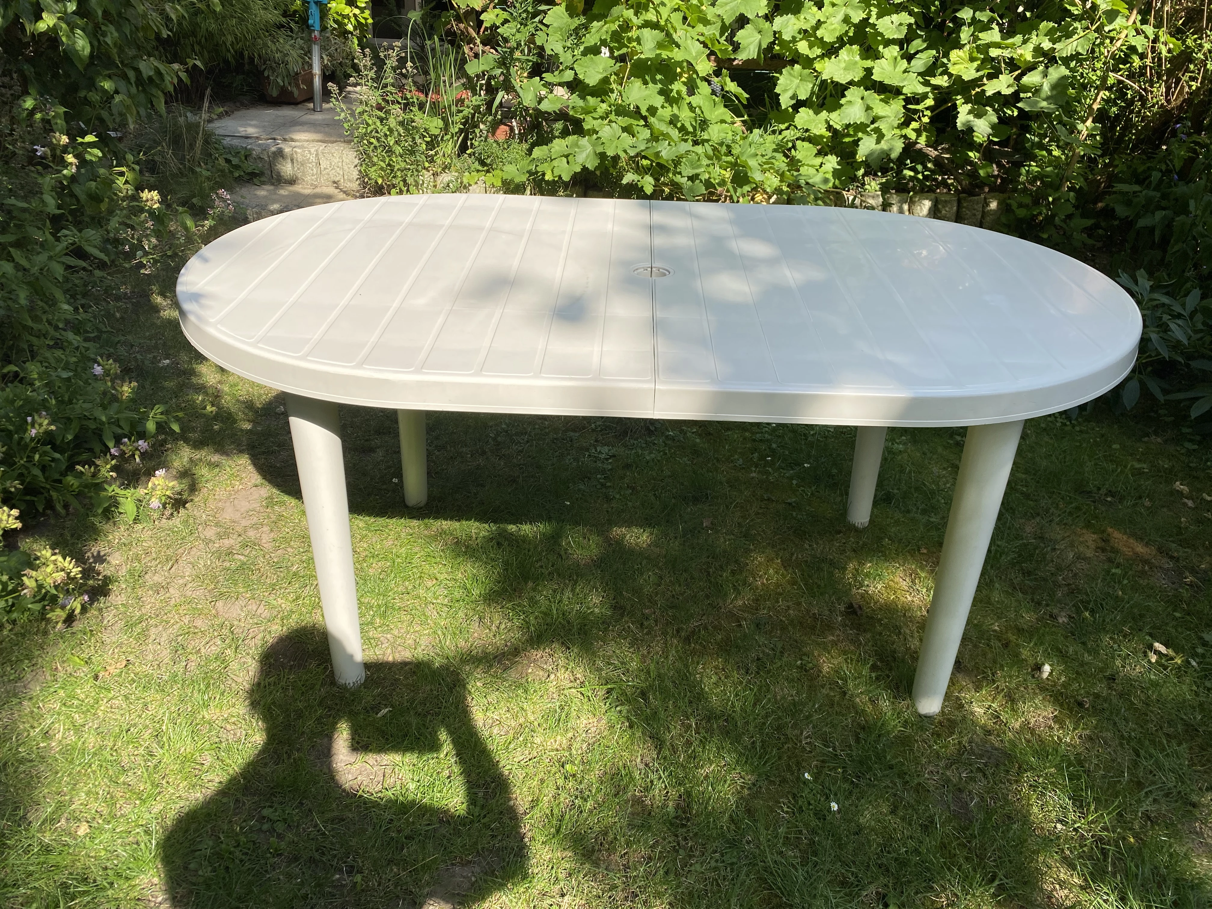 Tisch mit Loch in der Mitte für Sonnenschirm