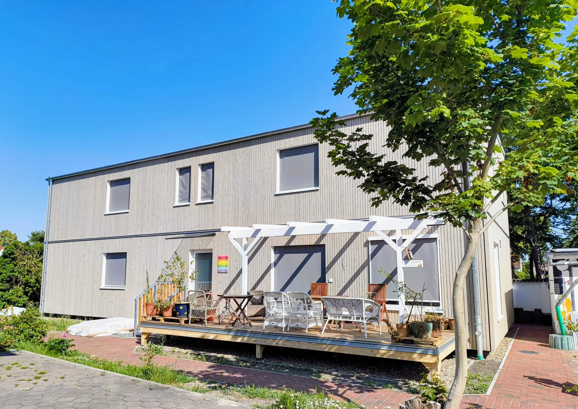 Außenansicht mit Terrasse