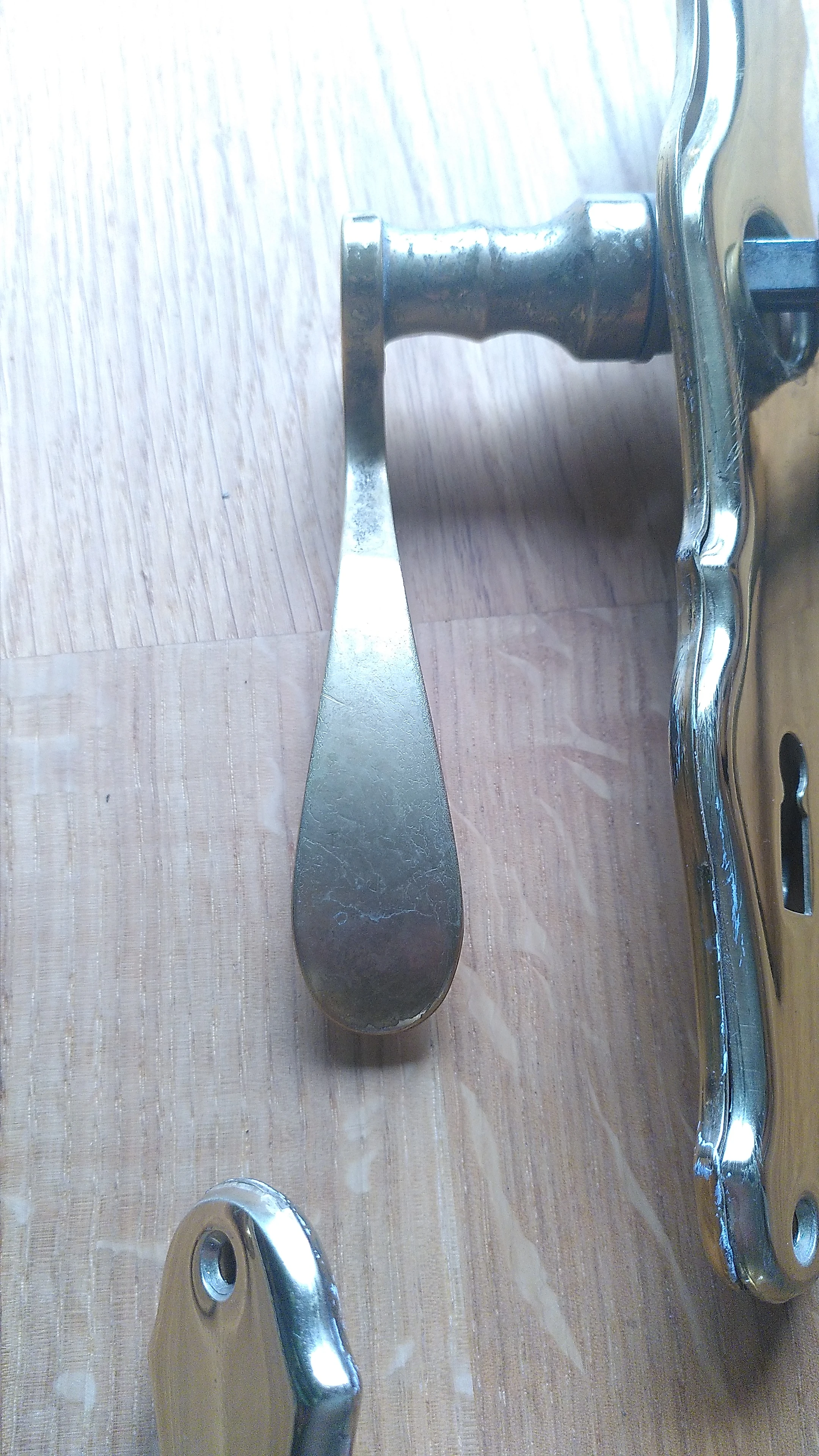Detail einer Klinkenoberseite, die nicht mehr durchgängig glänzt