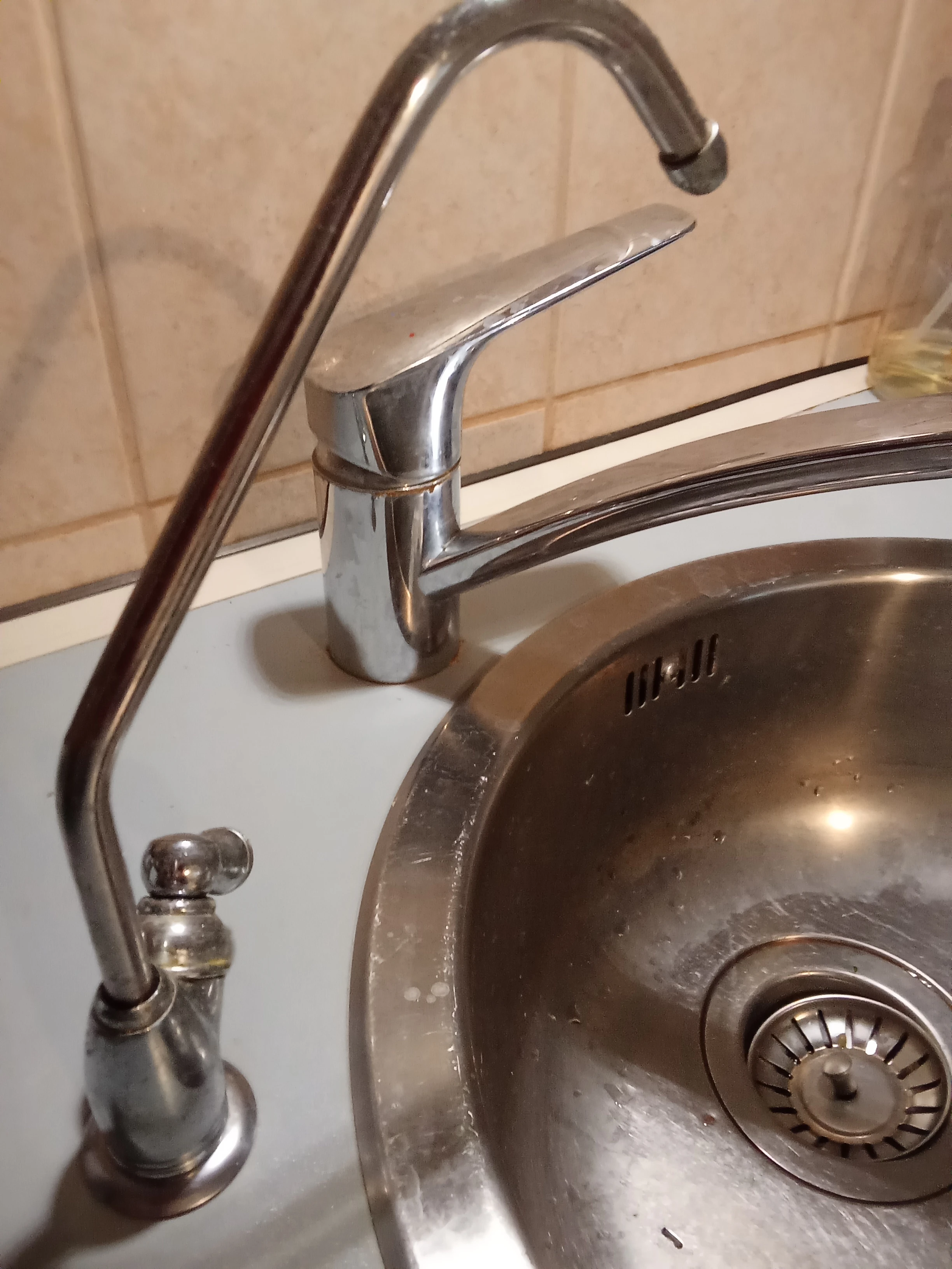 dazugehöriger Wasserhahn
