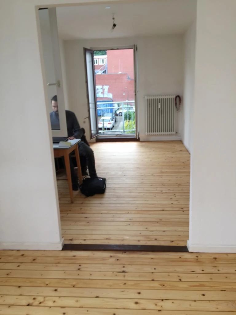Wohnraum mit Durchgang