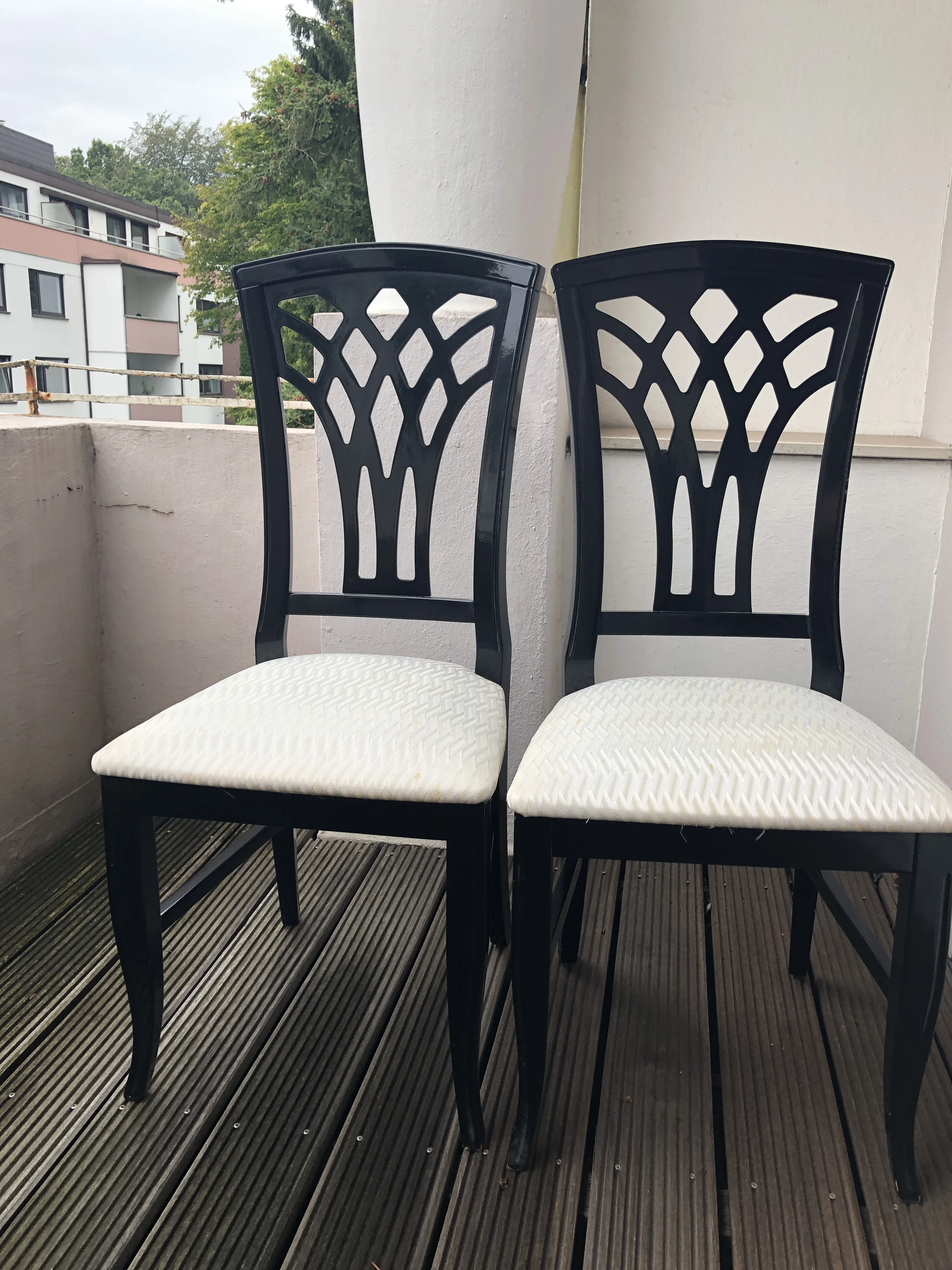 2 schwarze Stühle