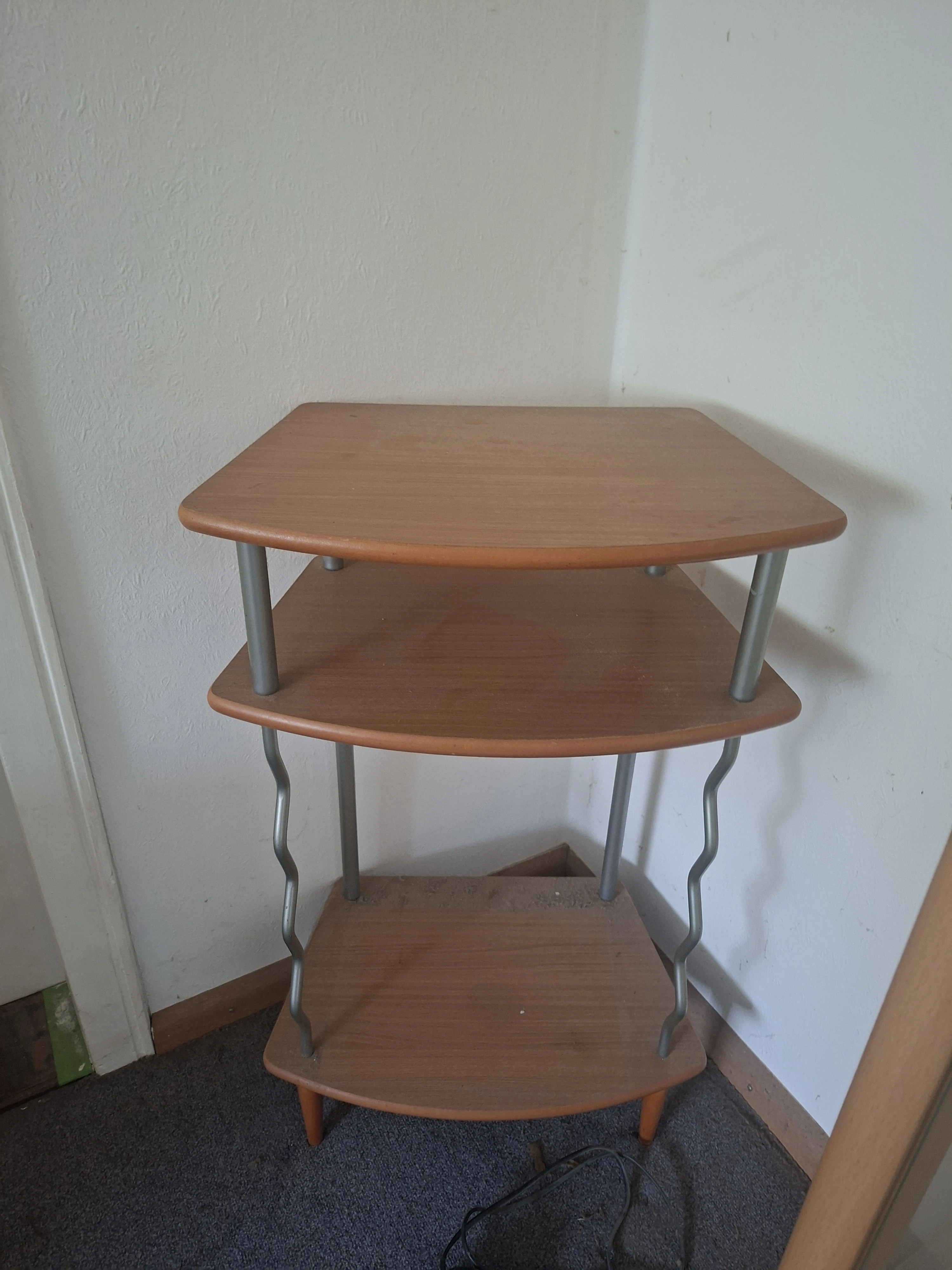 Ablagetisch/Beistelltisch mit Ablagefächer.