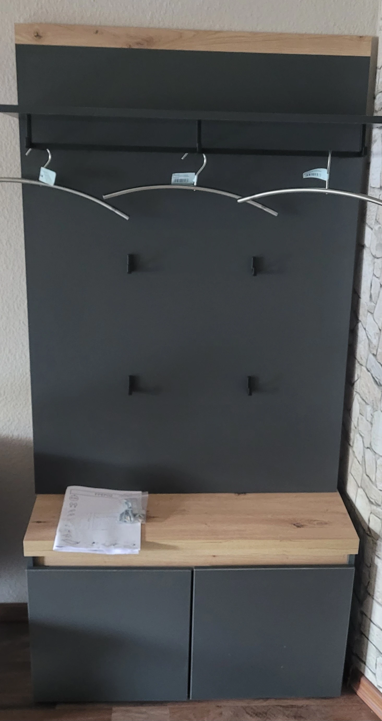 Wandgarderobe mit Schranksitz