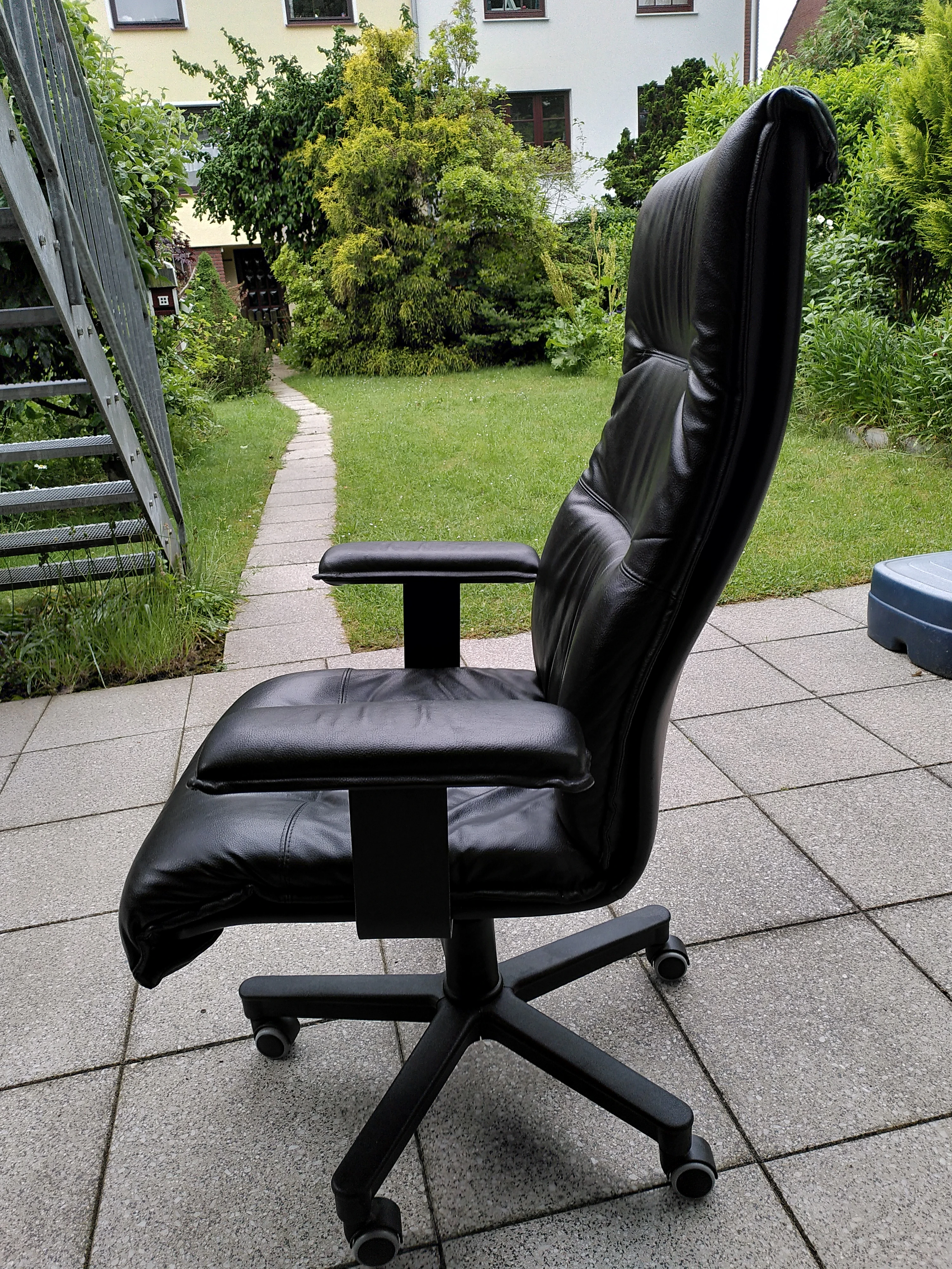 Schwarzer Bürosessel 